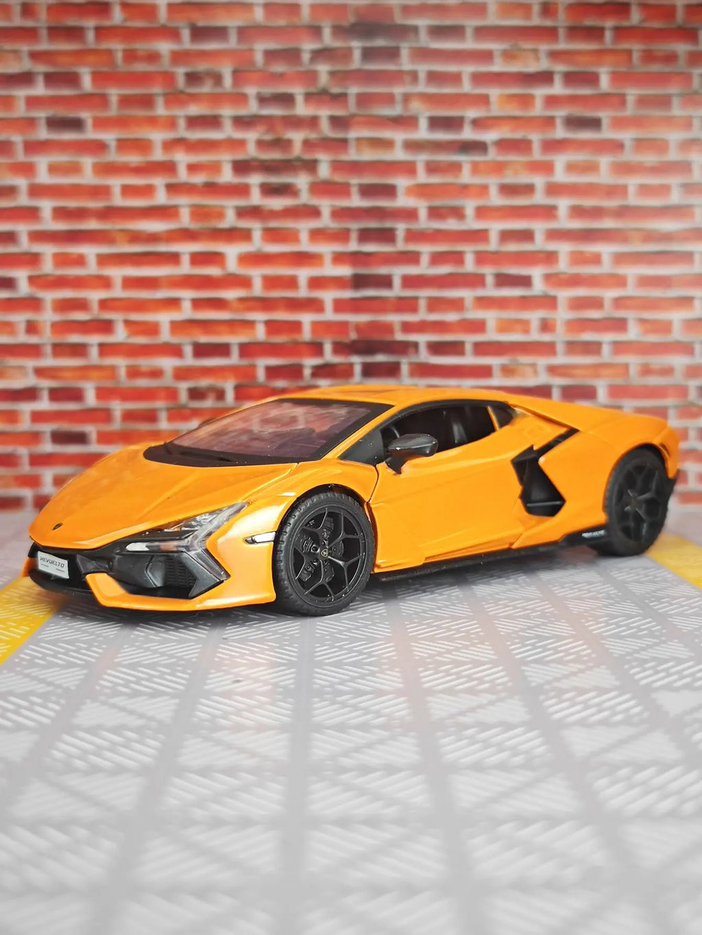 1:32 simulation Lamborghini alloy car model with doors and trunk that can be opened, sound and light feedback, supercar car
