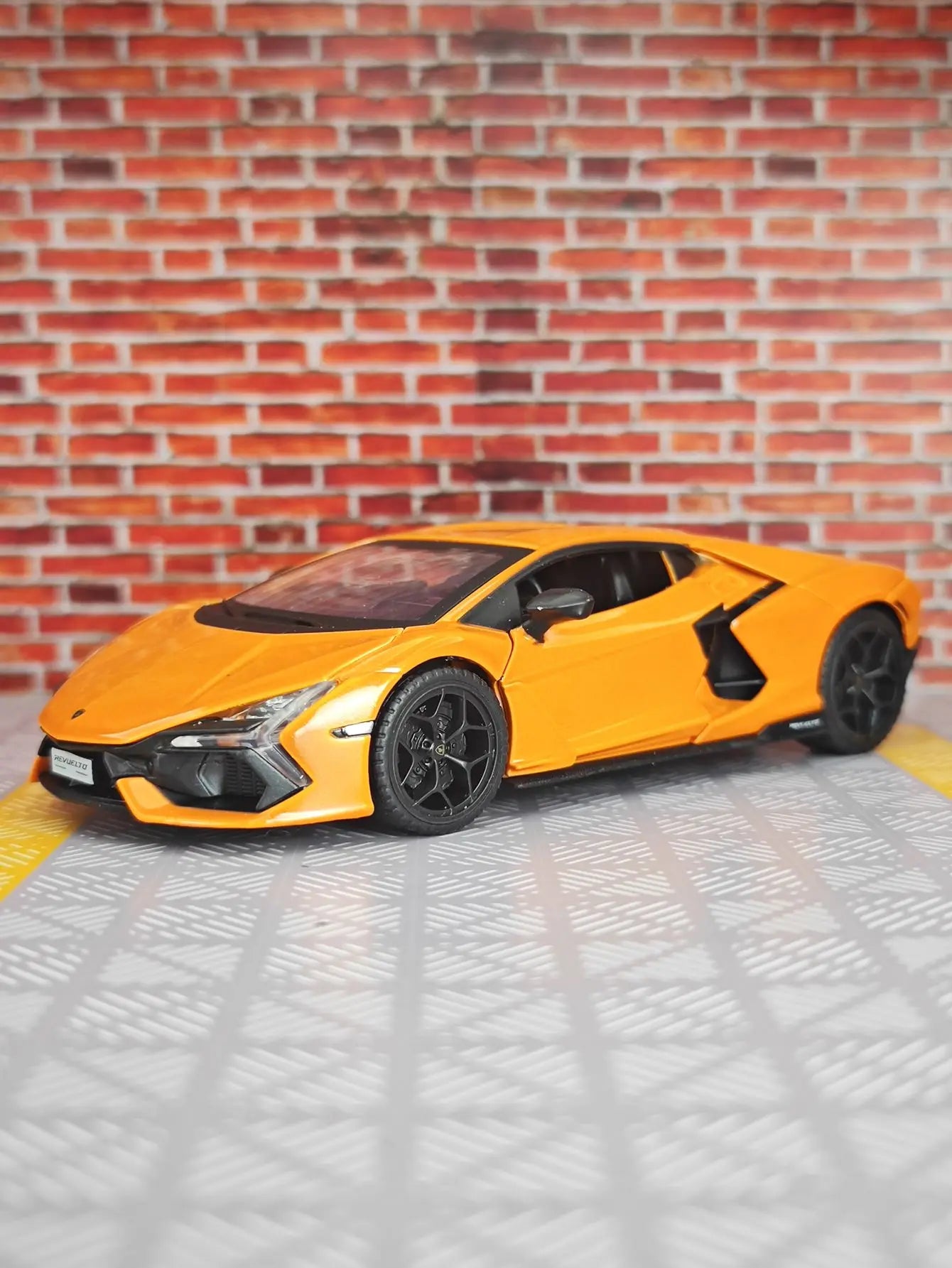 1:32 simulation Lamborghini alloy car model with doors and trunk that can be opened, sound and light feedback, supercar car