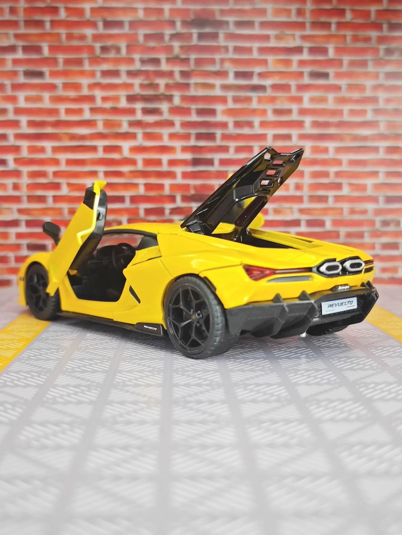 1:32 simulation Lamborghini alloy car model with doors and trunk that can be opened, sound and light feedback, supercar car