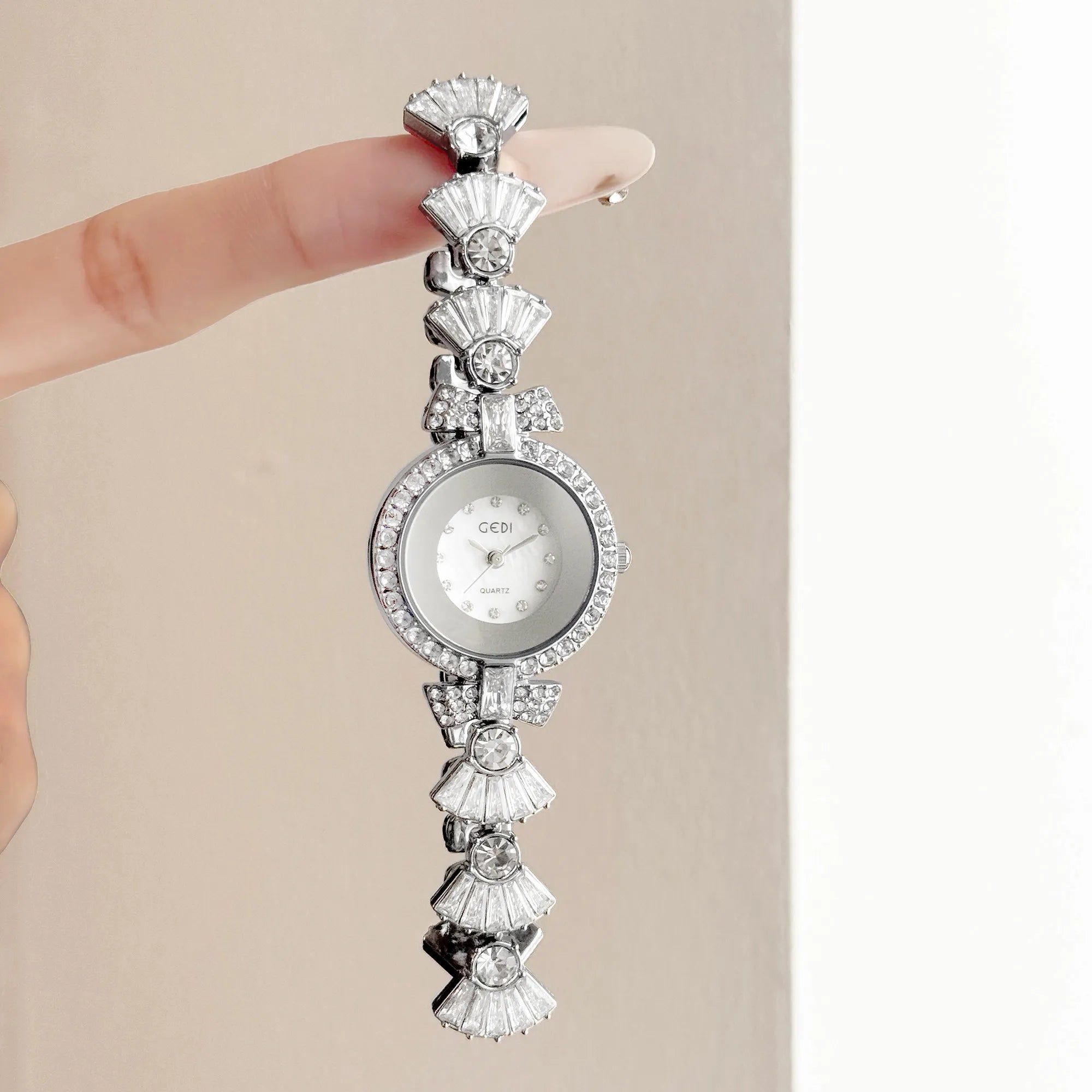 Mermaid Women's Watch Light Luxury Niche Diamond Bracelet Quartz Watch Fashion High-end Gift