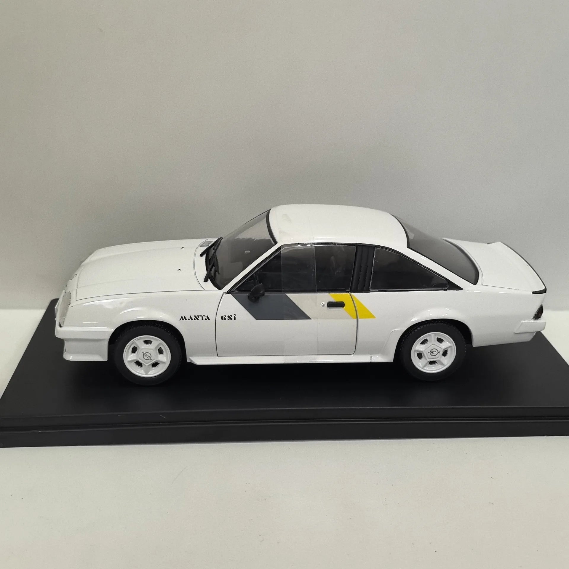 Diecast WHITEBOX 1/24 Scale OPEL MANTA B GSSI K3 Alloy Car Model