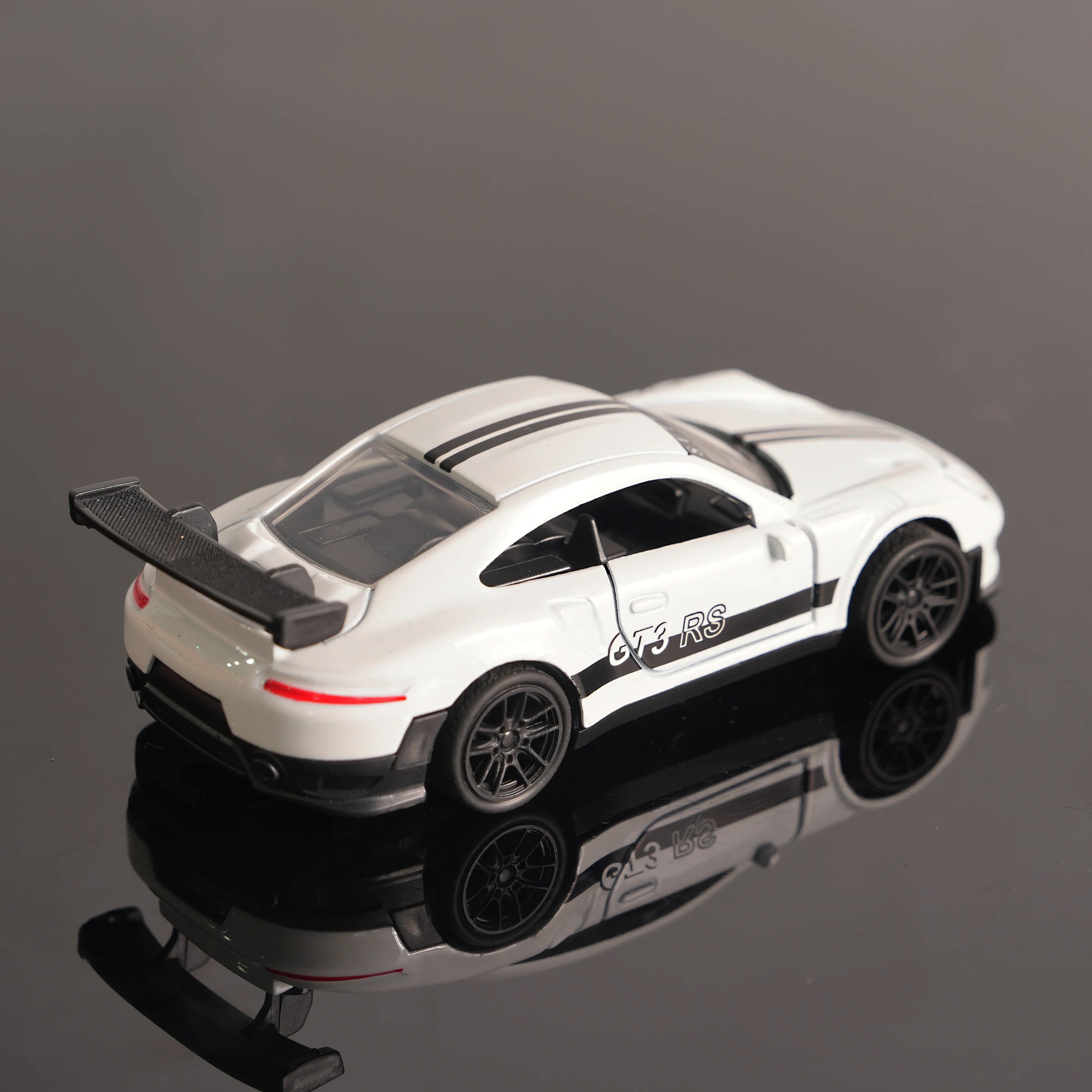 1:32 White Gt3 Rs Alloy Race Car Model, Diecast Sports Car with Openable Doors, Pull-Back Collectible Toy for Kids & Car Fans