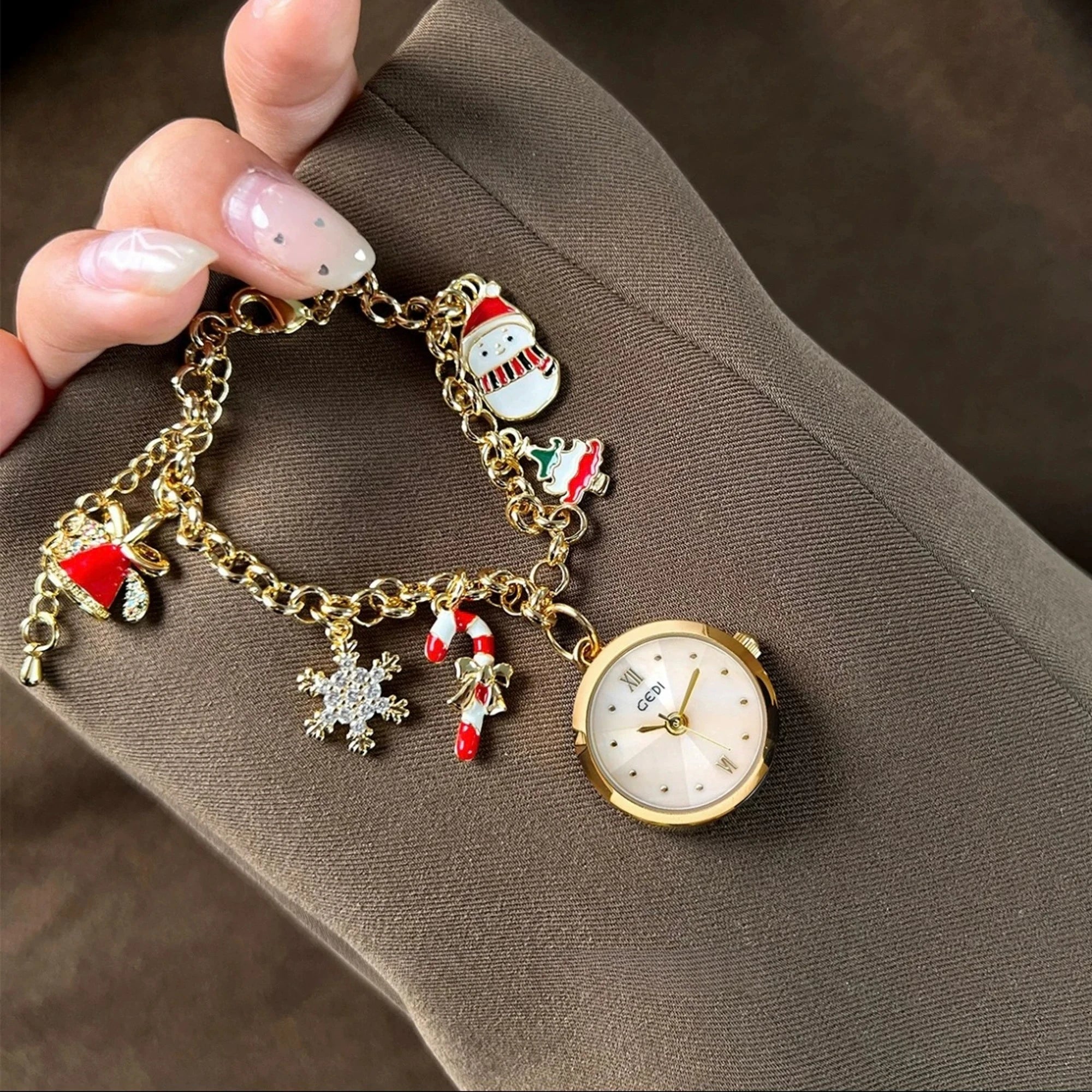 Ladies Watch Christmas Multi-element Pendant Design Quartz Watch Exquisite Niche Bracelet Ladies Holiday Gift