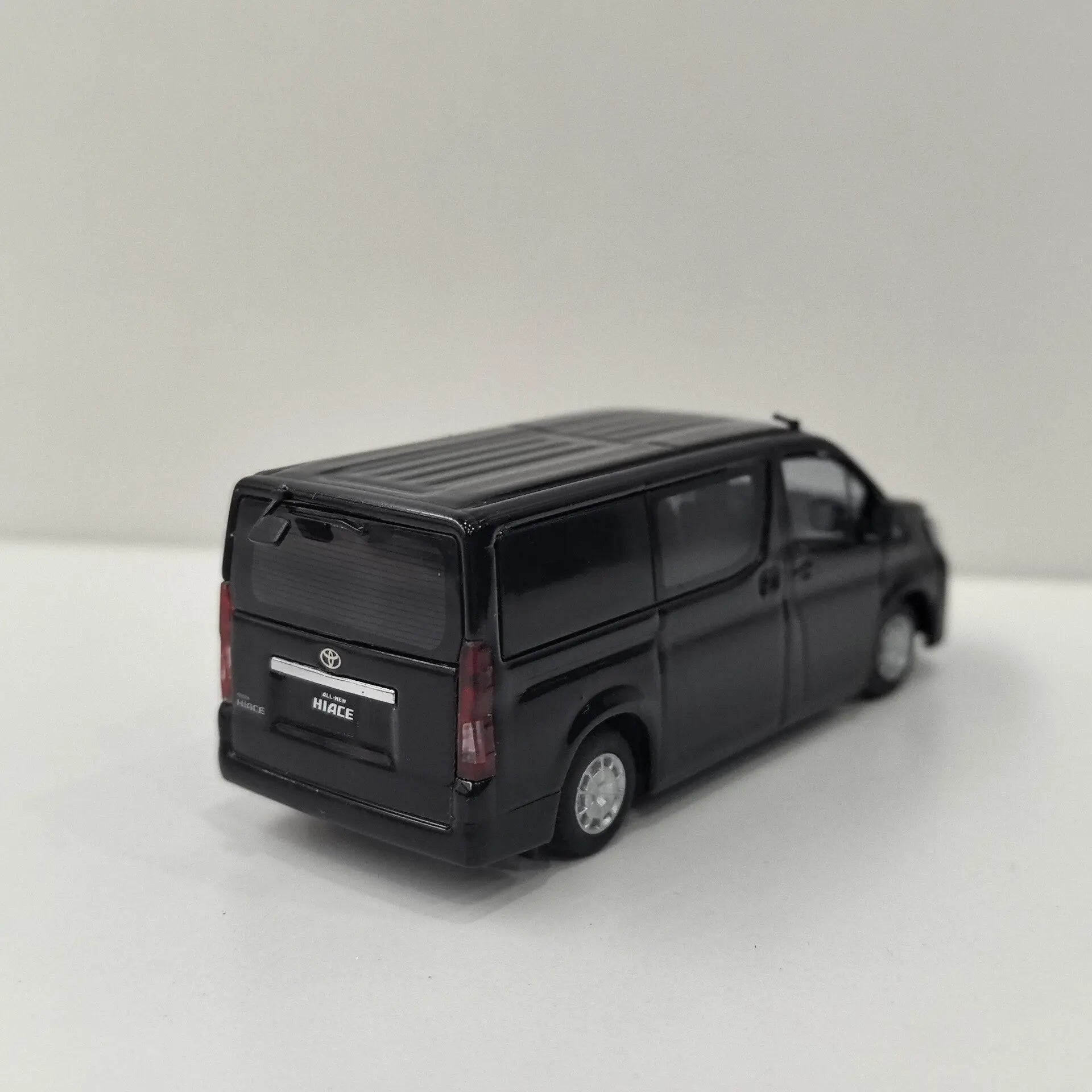 Model 1 Diecast 1/64 Scale Sea Lion HIACE 300 MPV Toyota Business Vehicle Van Alloy Car Model