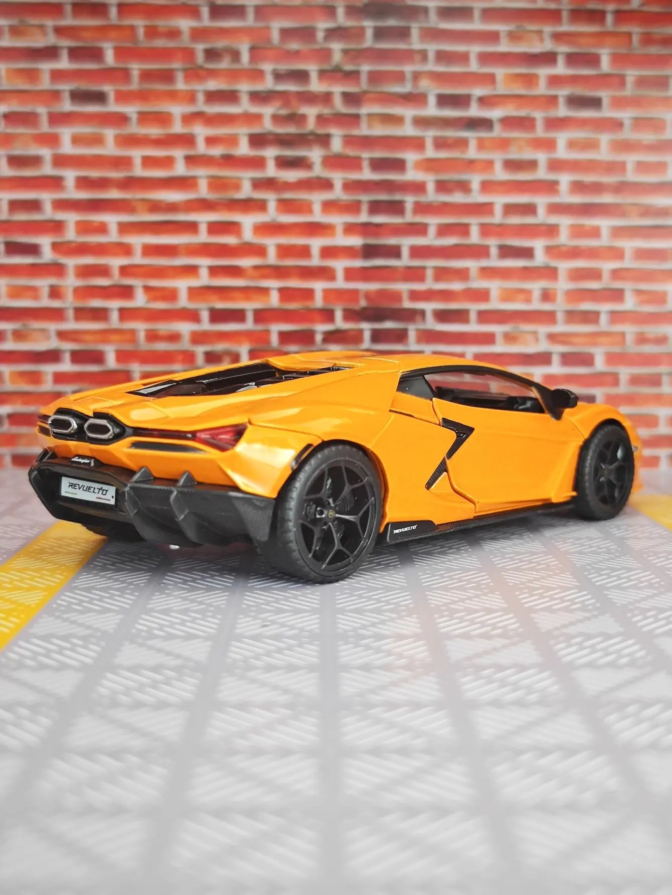 1:32 simulation Lamborghini alloy car model with doors and trunk that can be opened, sound and light feedback, supercar car