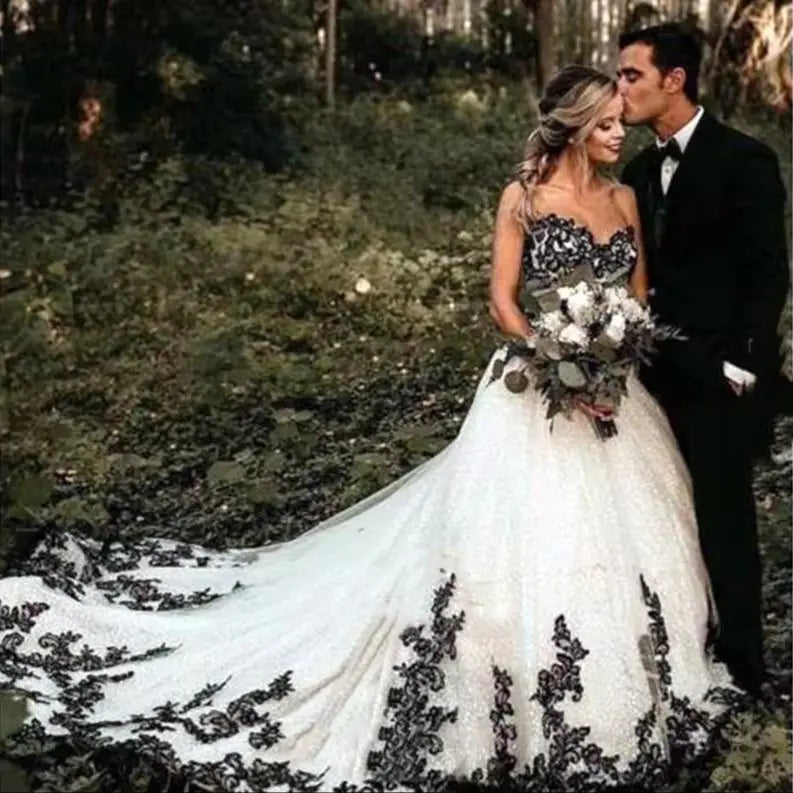 Black And White Wedding Dresses Sweetheart Chapel Train A-Line Country Gothic Bridal Gowns Sleeveless Lace Appliques Customized
