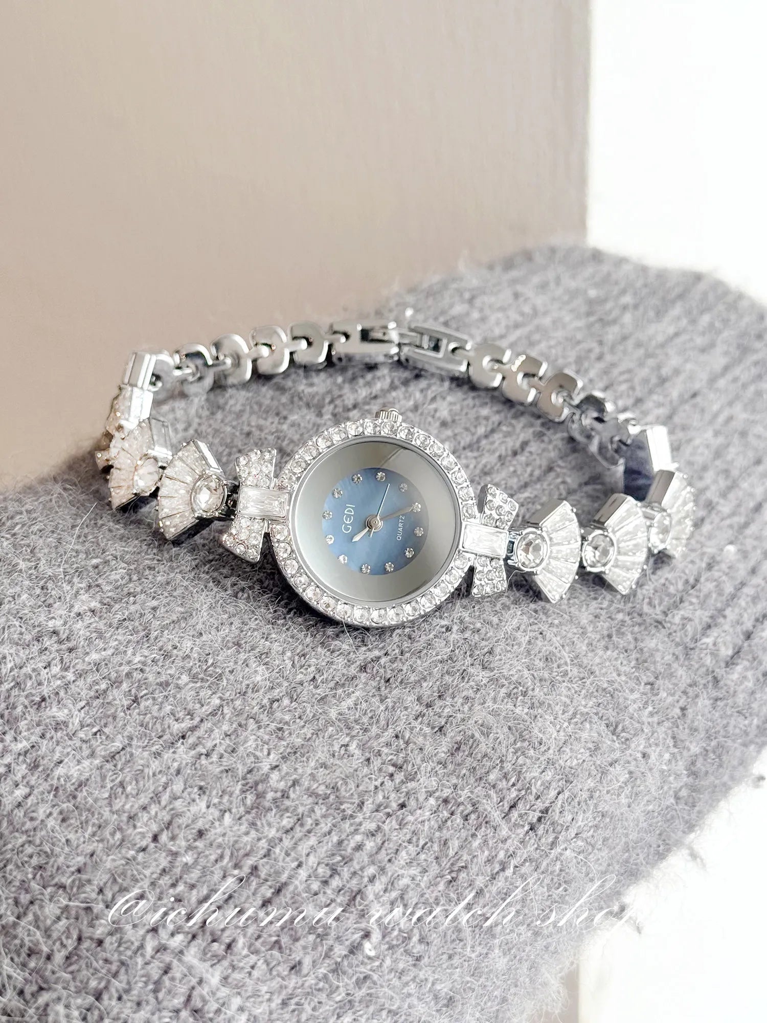 Mermaid Women's Watch Light Luxury Niche Diamond Bracelet Quartz Watch Fashion High-end Gift