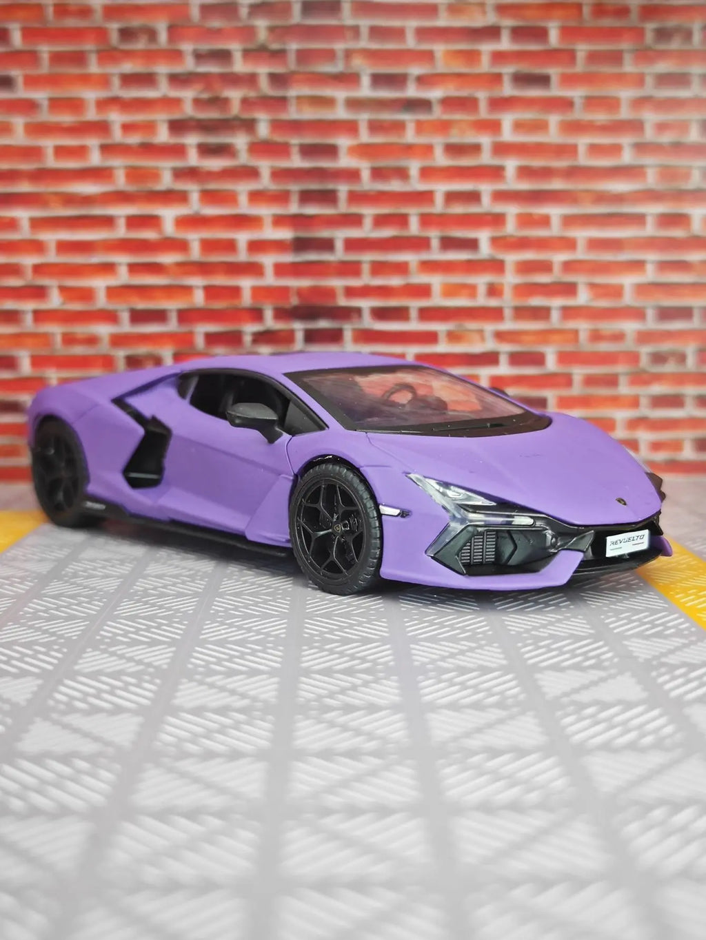 1:32 simulation Lamborghini alloy car model with doors and trunk that can be opened, sound and light feedback, supercar car