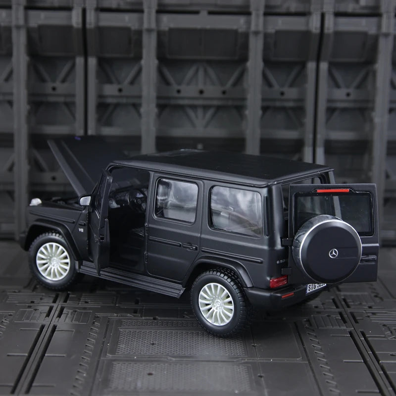 Maisto 1:25 Simulated Mercedes Benz G500 alloy car model doors can be opened rich details, fine workmanship, and good quality