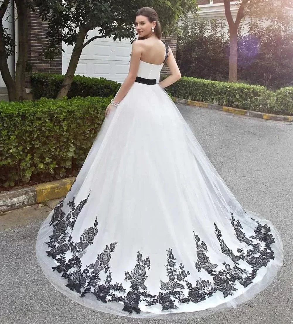 One Shoulder A Line Wedding Dress Court Train Gothic Black and White Vintage Bridal Gowns Appliques Floral Lace Customized
