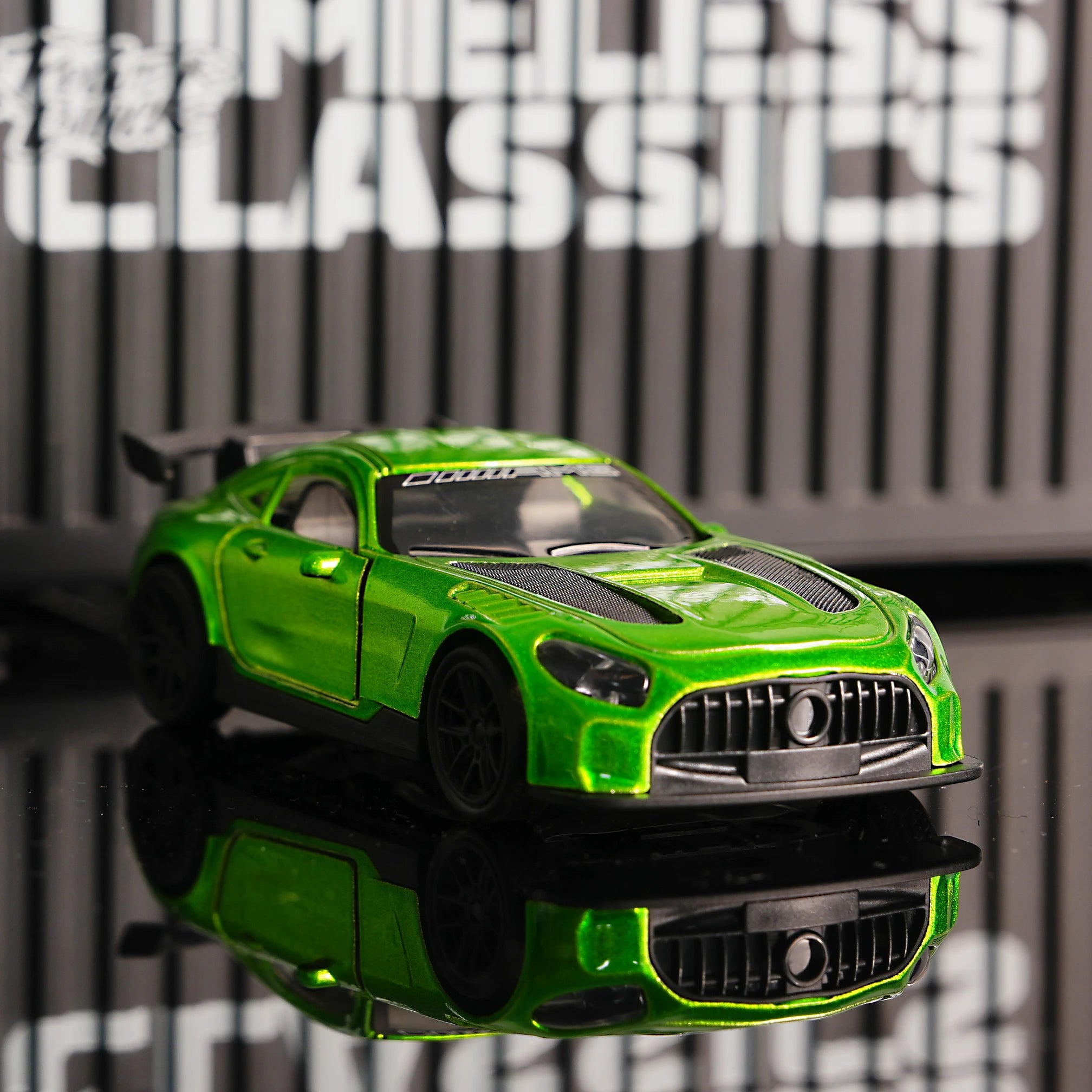 1:32 Scale Green Amg Gt Die-Cast Car Model, Alloy Sports Car with Openable Doors, Suitable for Children and Car Enthusiasts, Collectible Pull-Back Toy Car