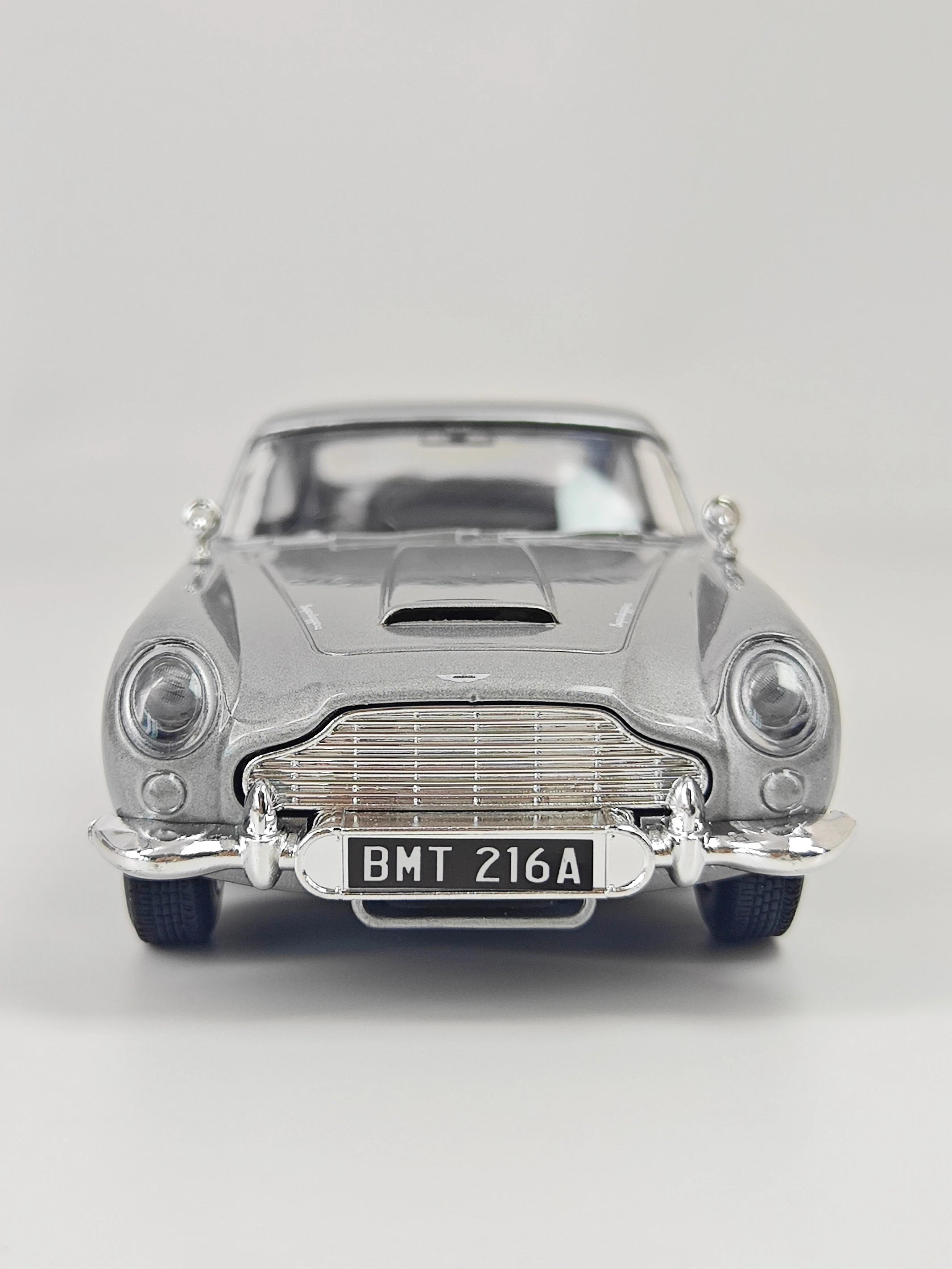 1:24 simulation Aston Martin DB5 James Bond 007 alloy car model decoration, door can be opened, car gift