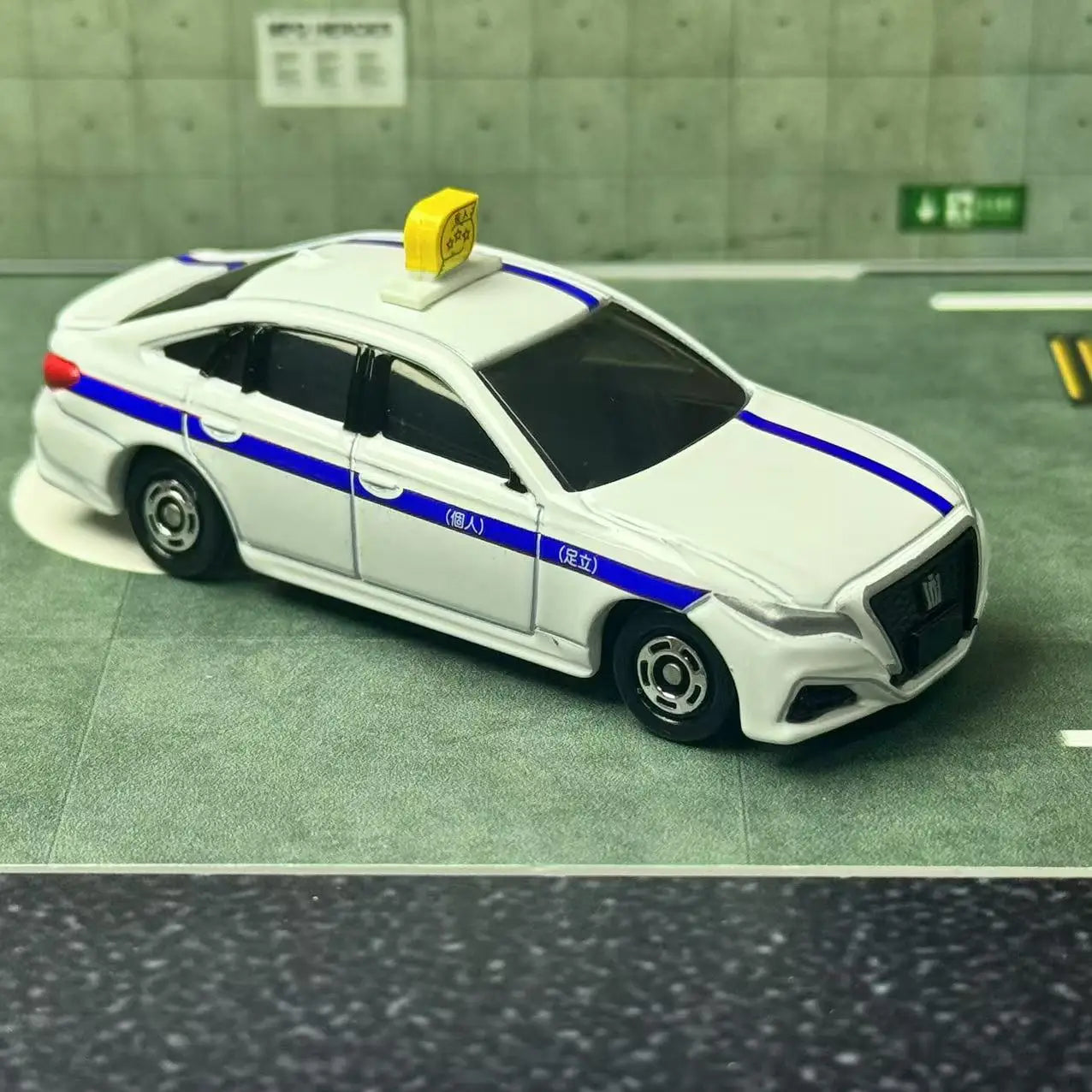 Tomica No.84 Toyota Crown Private Taxi Die Cast Toy Car Model Takara Tomy Mini Collection