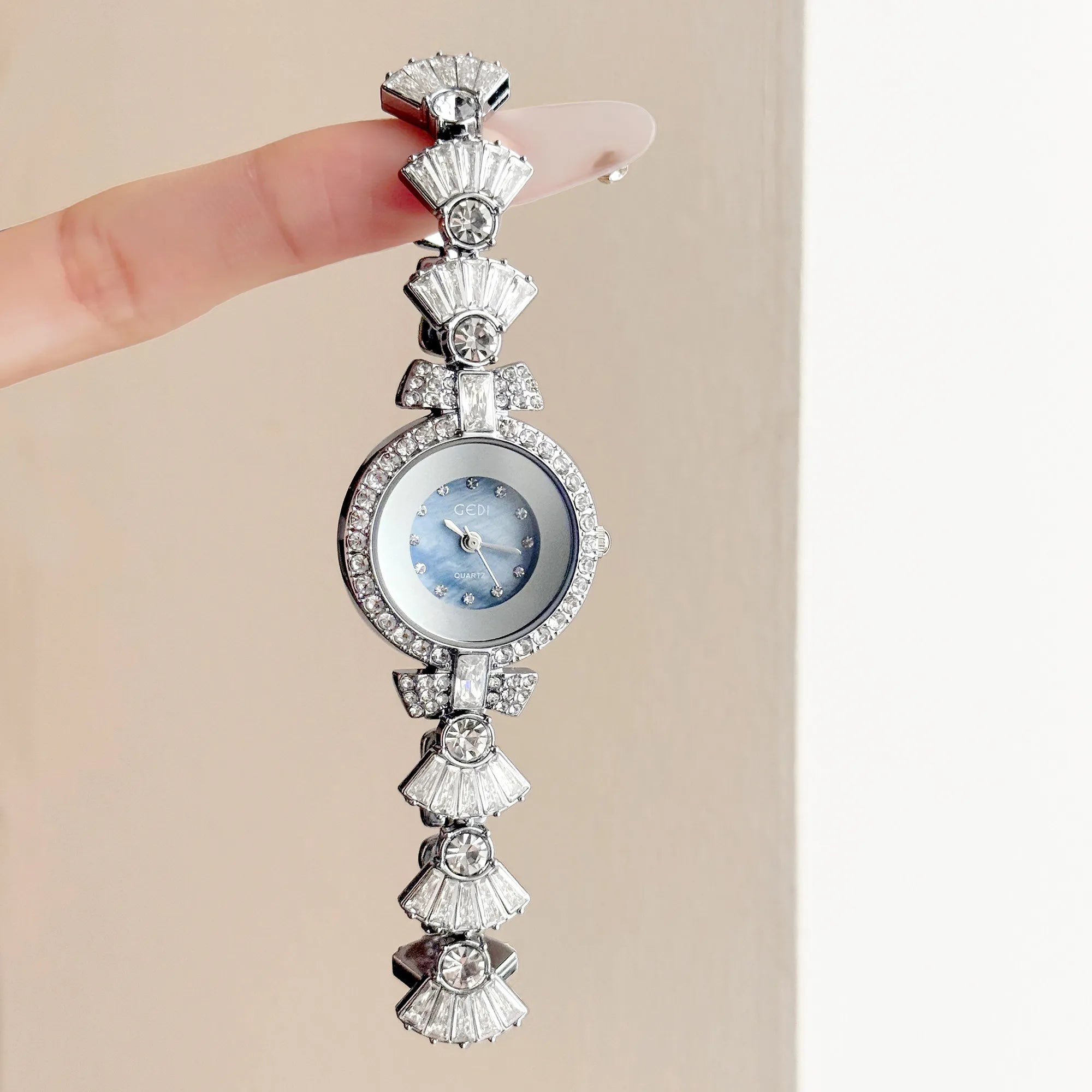 Mermaid Women's Watch Light Luxury Niche Diamond Bracelet Quartz Watch Fashion High-end Gift