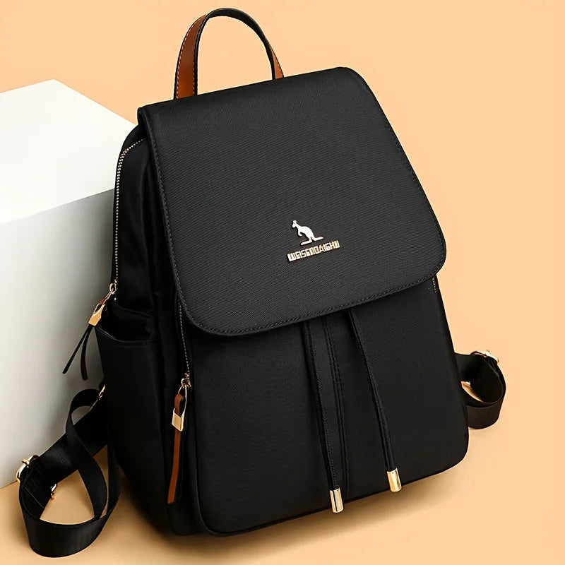 Modischer Damenrucksack mit großem Fassungsvermögen |   Leichtgewichtig, Verstellbare Schultergurte, Strapazierfähiges Futter, Reißverschluss, Schwarz mit weißem Logo, Perfekt für Reisen & den täglichen Weg zur Arbeit,