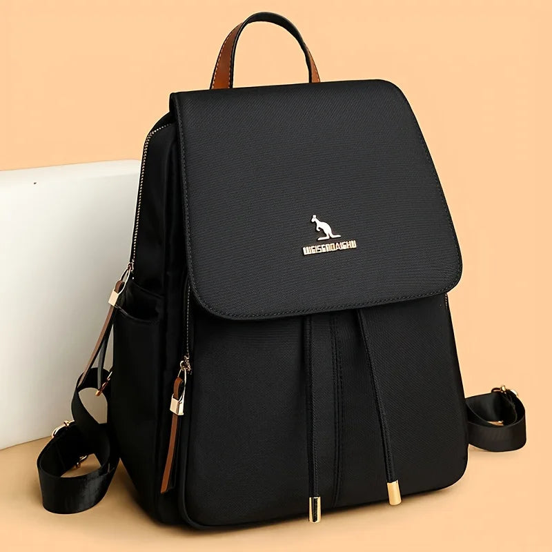 Modischer Damenrucksack mit großem Fassungsvermögen |   Leichtgewichtig, Verstellbare Schultergurte, Strapazierfähiges Futter, Reißverschluss, Schwarz mit weißem Logo, Perfekt für Reisen & den täglichen Weg zur Arbeit,