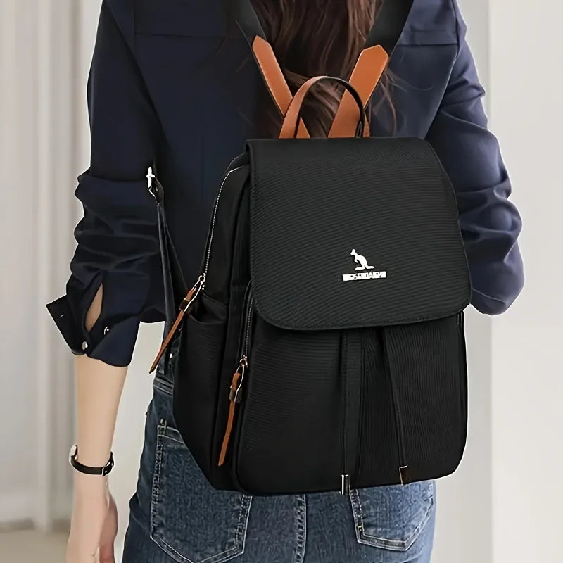 Modischer Damenrucksack mit großem Fassungsvermögen |   Leichtgewichtig, Verstellbare Schultergurte, Strapazierfähiges Futter, Reißverschluss, Schwarz mit weißem Logo, Perfekt für Reisen & den täglichen Weg zur Arbeit,