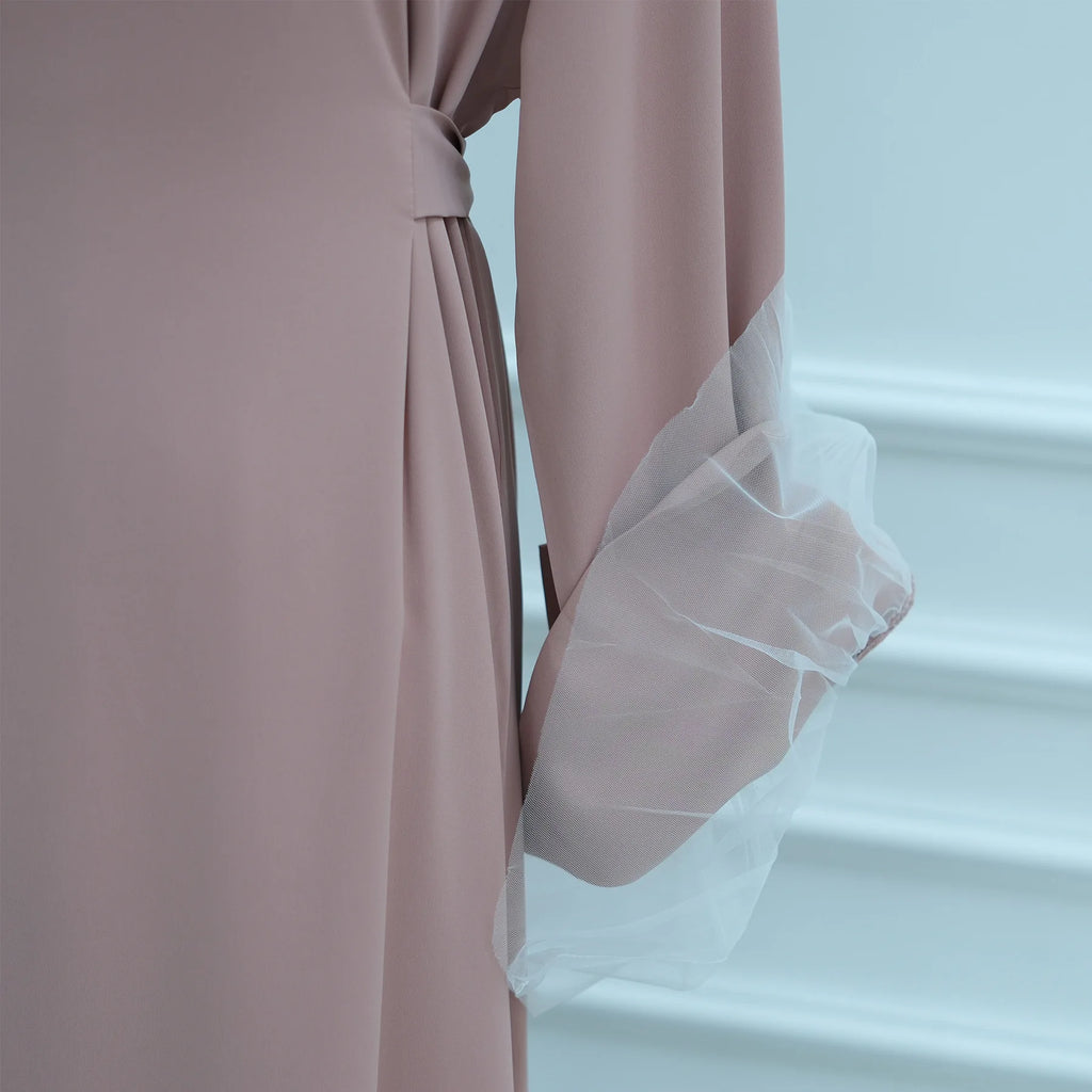 2025 Ramadan Bescheidene Muslimische Damenkleidung Elegantes Arabisches Abaya-Kleid mit Rückengürtel und Spitzenärmeln Islamisches Ausgestelltes Maxi-Gewand