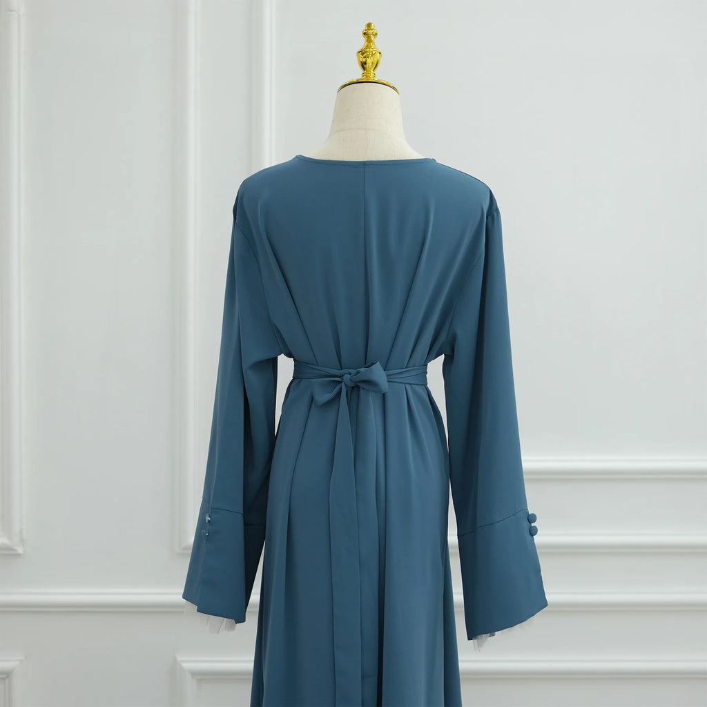 2025 Ramadan Bescheidene Muslimische Damenkleidung Elegantes Arabisches Abaya-Kleid mit Rückengürtel und Spitzenärmeln Islamisches Ausgestelltes Maxi-Gewand