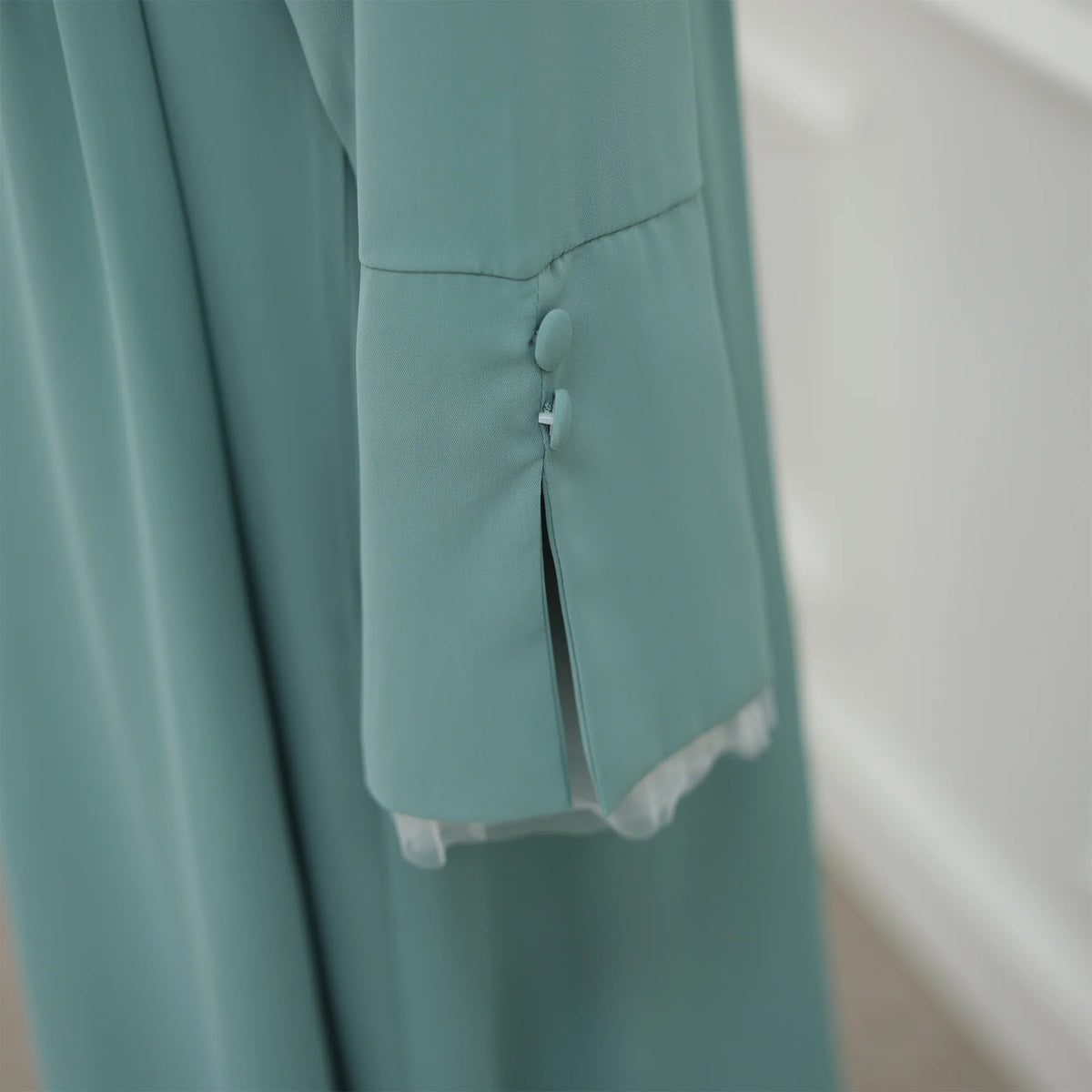 2025 Ramadan Bescheidene Muslimische Damenkleidung Elegantes Arabisches Abaya-Kleid mit Rückengürtel und Spitzenärmeln Islamisches Ausgestelltes Maxi-Gewand