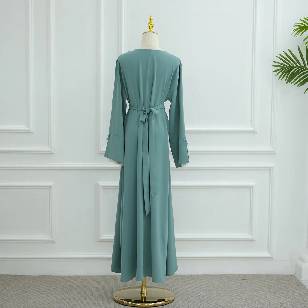 2025 Ramadan Bescheidene Muslimische Damenkleidung Elegantes Arabisches Abaya-Kleid mit Rückengürtel und Spitzenärmeln Islamisches Ausgestelltes Maxi-Gewand