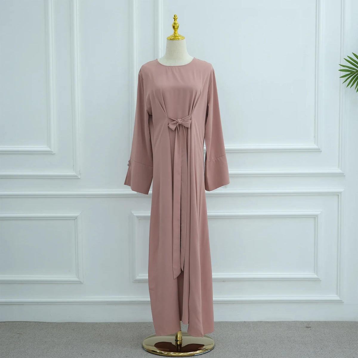 2025 Ramadan Bescheidene Muslimische Damenkleidung Elegantes Arabisches Abaya-Kleid mit Rückengürtel und Spitzenärmeln Islamisches Ausgestelltes Maxi-Gewand