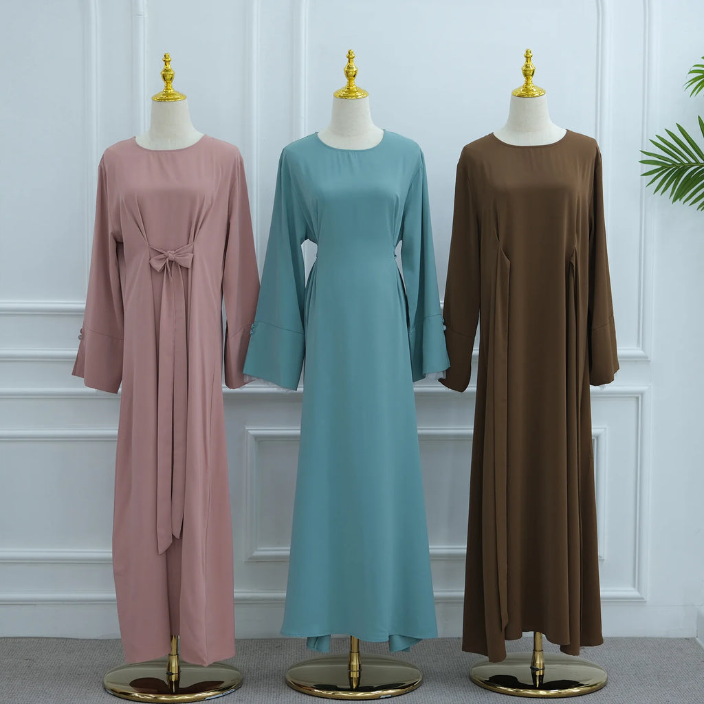 2025 Ramadan Bescheidene Muslimische Damenkleidung Elegantes Arabisches Abaya-Kleid mit Rückengürtel und Spitzenärmeln Islamisches Ausgestelltes Maxi-Gewand