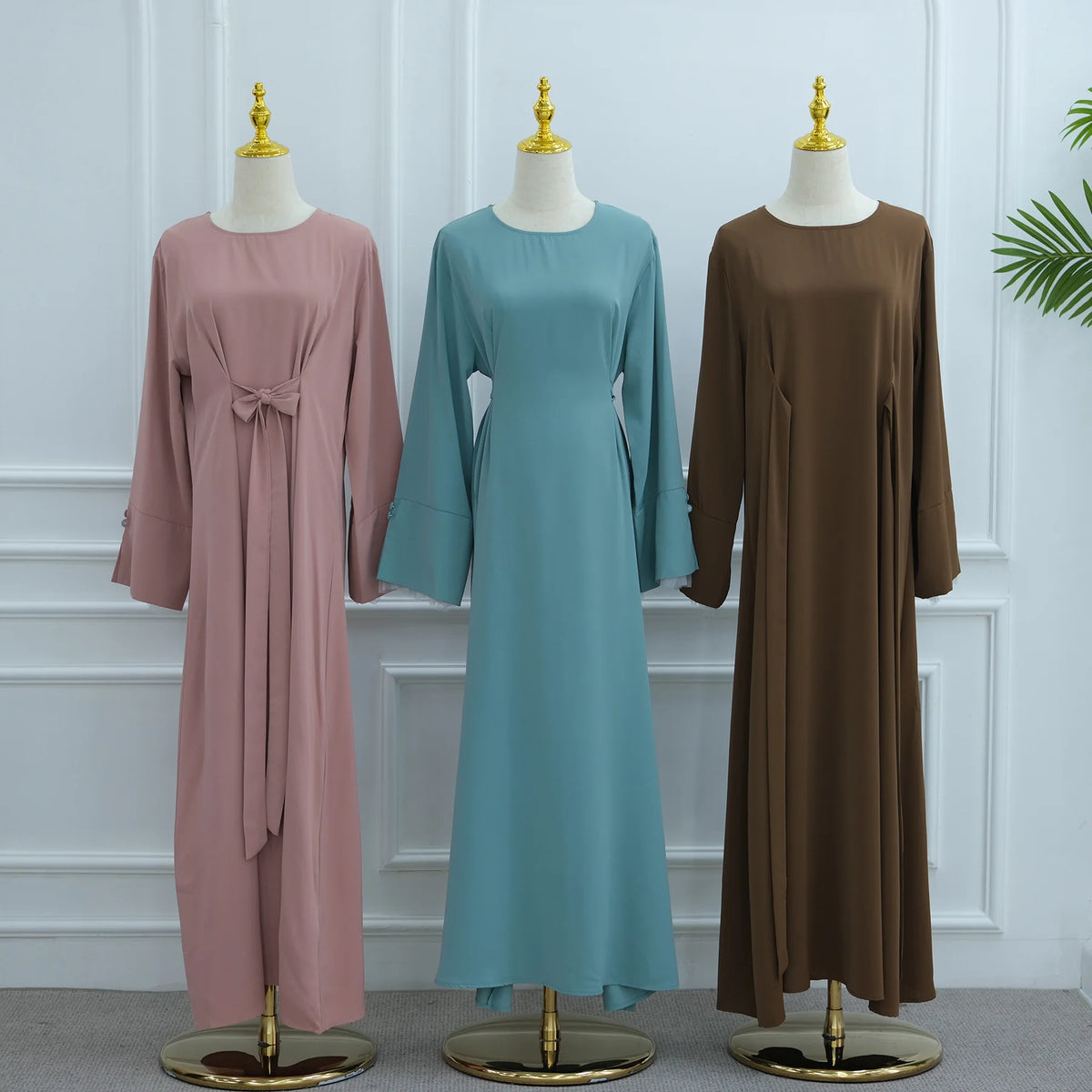 2025 Ramadan Bescheidene Muslimische Damenkleidung Elegantes Arabisches Abaya-Kleid mit Rückengürtel und Spitzenärmeln Islamisches Ausgestelltes Maxi-Gewand