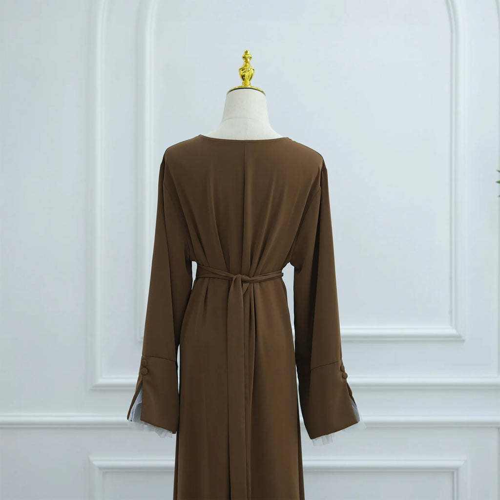 2025 Ramadan Bescheidene Muslimische Damenkleidung Elegantes Arabisches Abaya-Kleid mit Rückengürtel und Spitzenärmeln Islamisches Ausgestelltes Maxi-Gewand