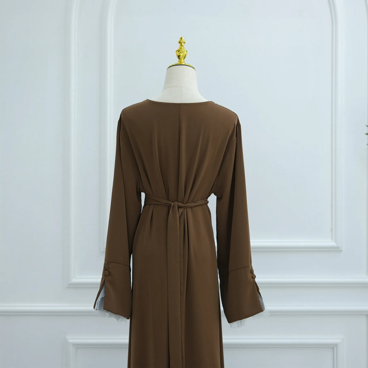 2025 Ramadan Bescheidene Muslimische Damenkleidung Elegantes Arabisches Abaya-Kleid mit Rückengürtel und Spitzenärmeln Islamisches Ausgestelltes Maxi-Gewand
