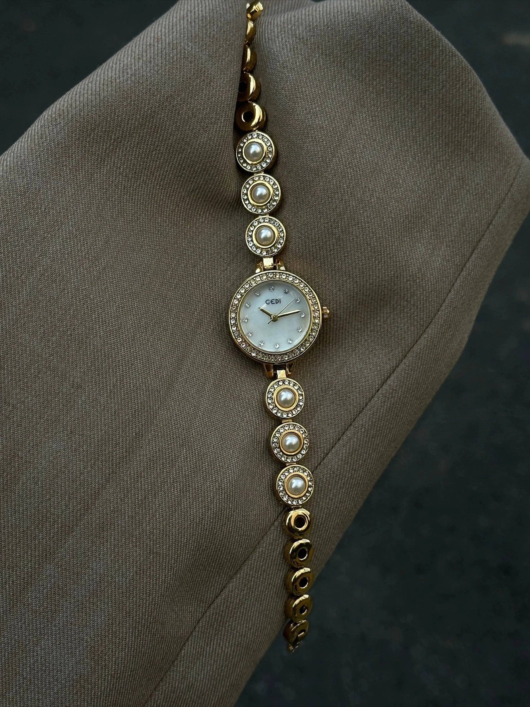 Luxury Gold Ladies Watch Medieval Aristocratic Ladies Watch Exquisite Quartz Watch Waterproof