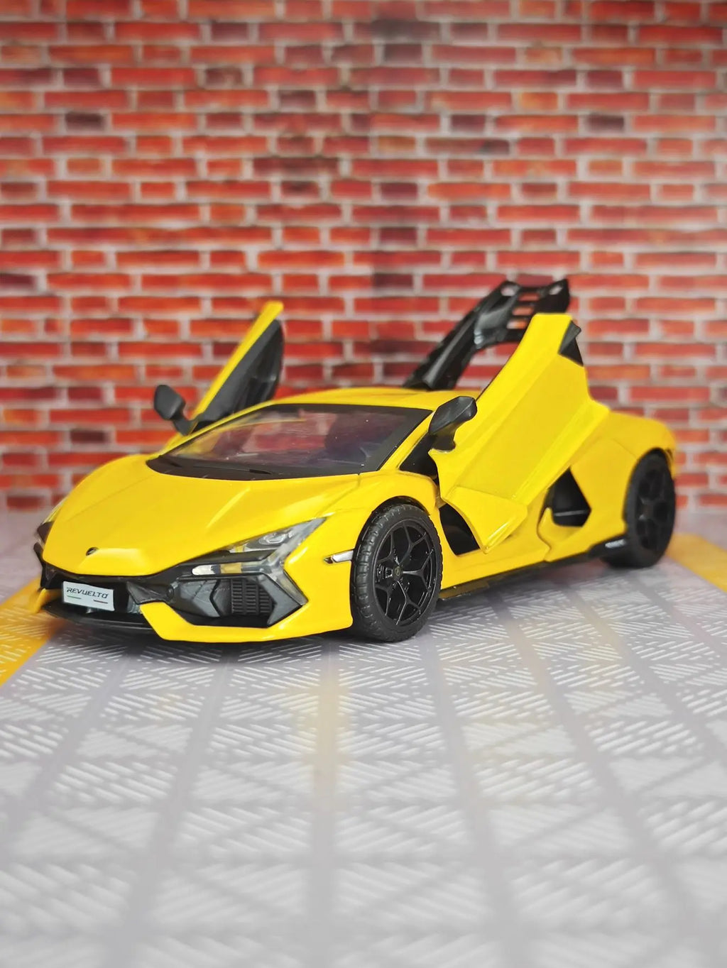 1:32 simulation Lamborghini alloy car model with doors and trunk that can be opened, sound and light feedback, supercar car