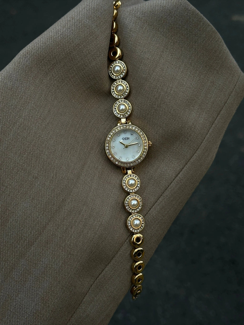 Luxury Gold Ladies Watch Medieval Aristocratic Ladies Watch Exquisite Quartz Watch Waterproof