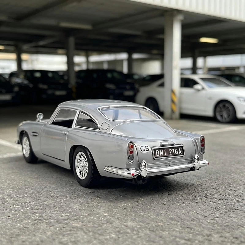 1:24 simulation Aston Martin DB5 James Bond 007 alloy car model decoration, door can be opened, car gift