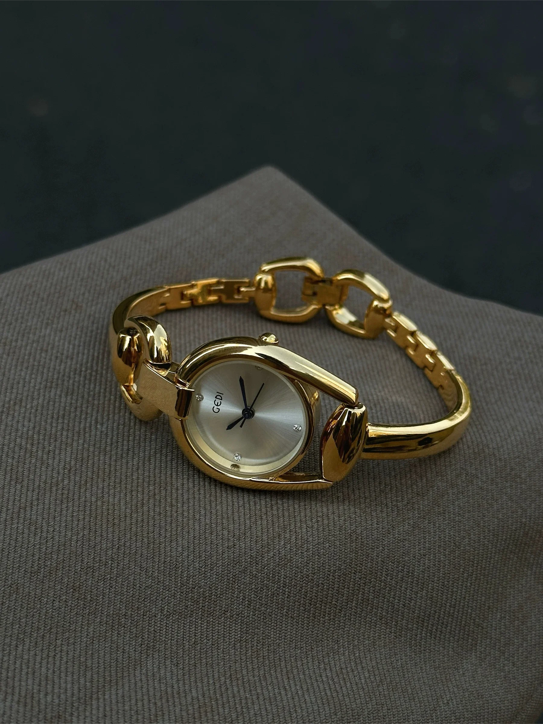 Luxury Gold Ladies Watch Medieval Aristocratic Ladies Watch Exquisite Quartz Watch Waterproof