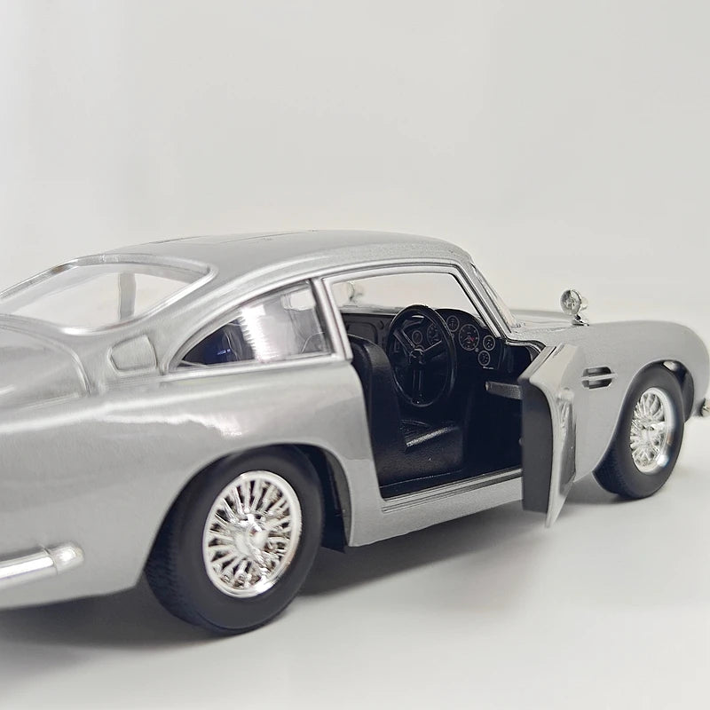 1:24 simulation Aston Martin DB5 James Bond 007 alloy car model decoration, door can be opened, car gift