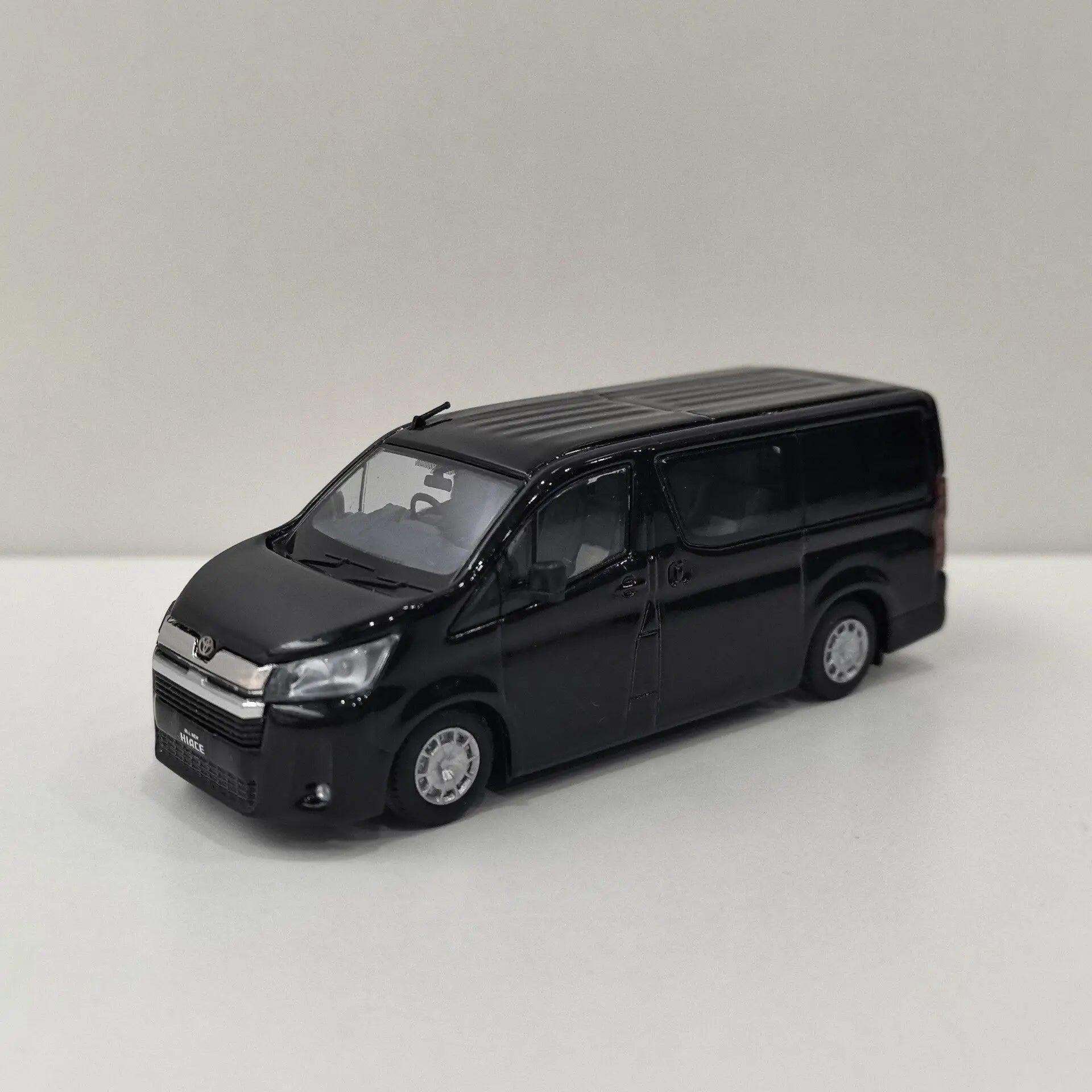 Model 1 Diecast 1/64 Scale Sea Lion HIACE 300 MPV Toyota Business Vehicle Van Alloy Car Model