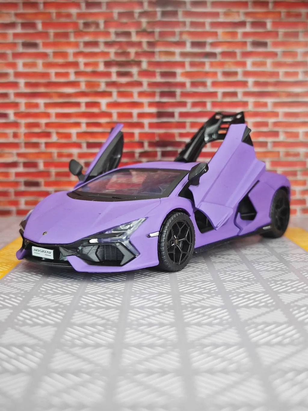 1:32 simulation Lamborghini alloy car model with doors and trunk that can be opened, sound and light feedback, supercar car