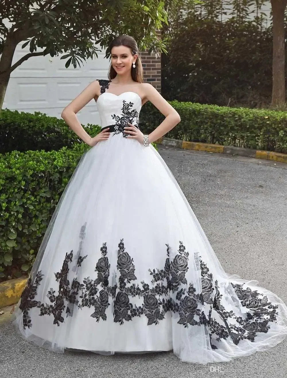 One Shoulder A Line Wedding Dress Court Train Gothic Black and White Vintage Bridal Gowns Appliques Floral Lace Customized