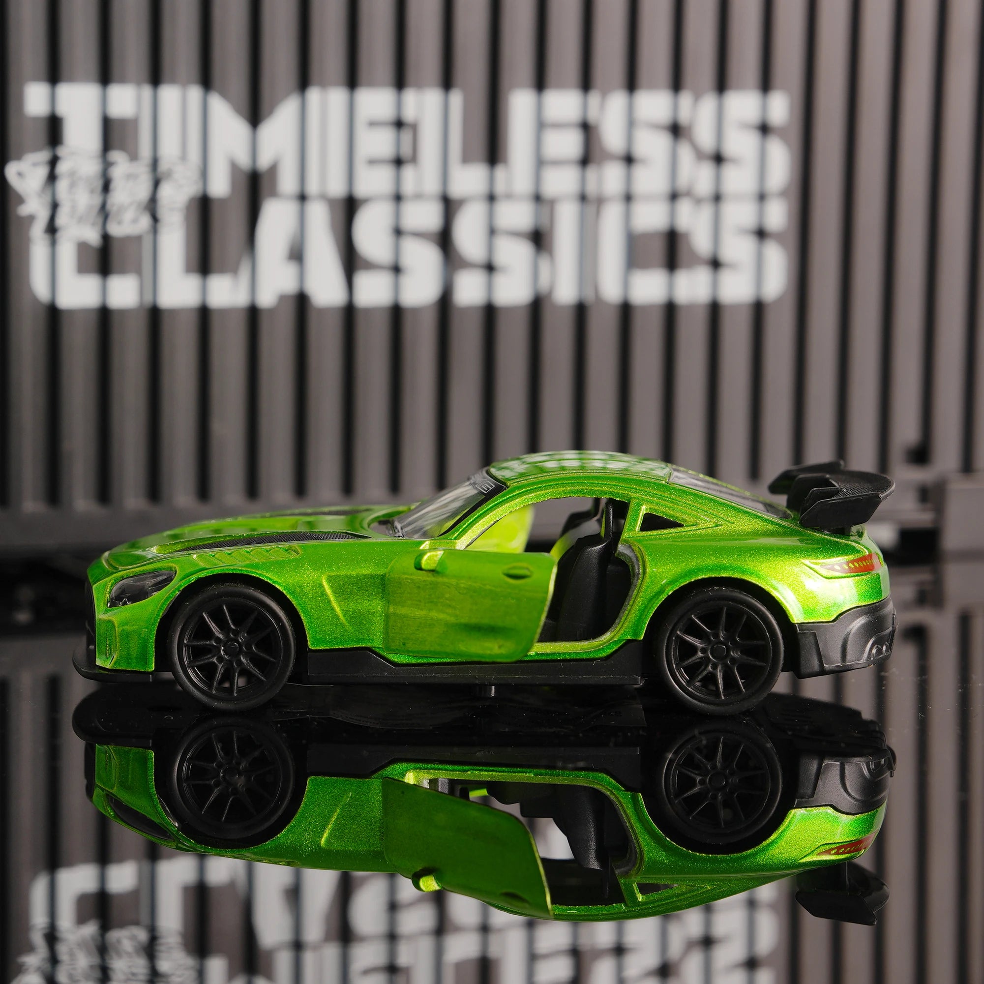 1:32 Scale Green Amg Gt Die-Cast Car Model, Alloy Sports Car with Openable Doors, Suitable for Children and Car Enthusiasts, Collectible Pull-Back Toy Car