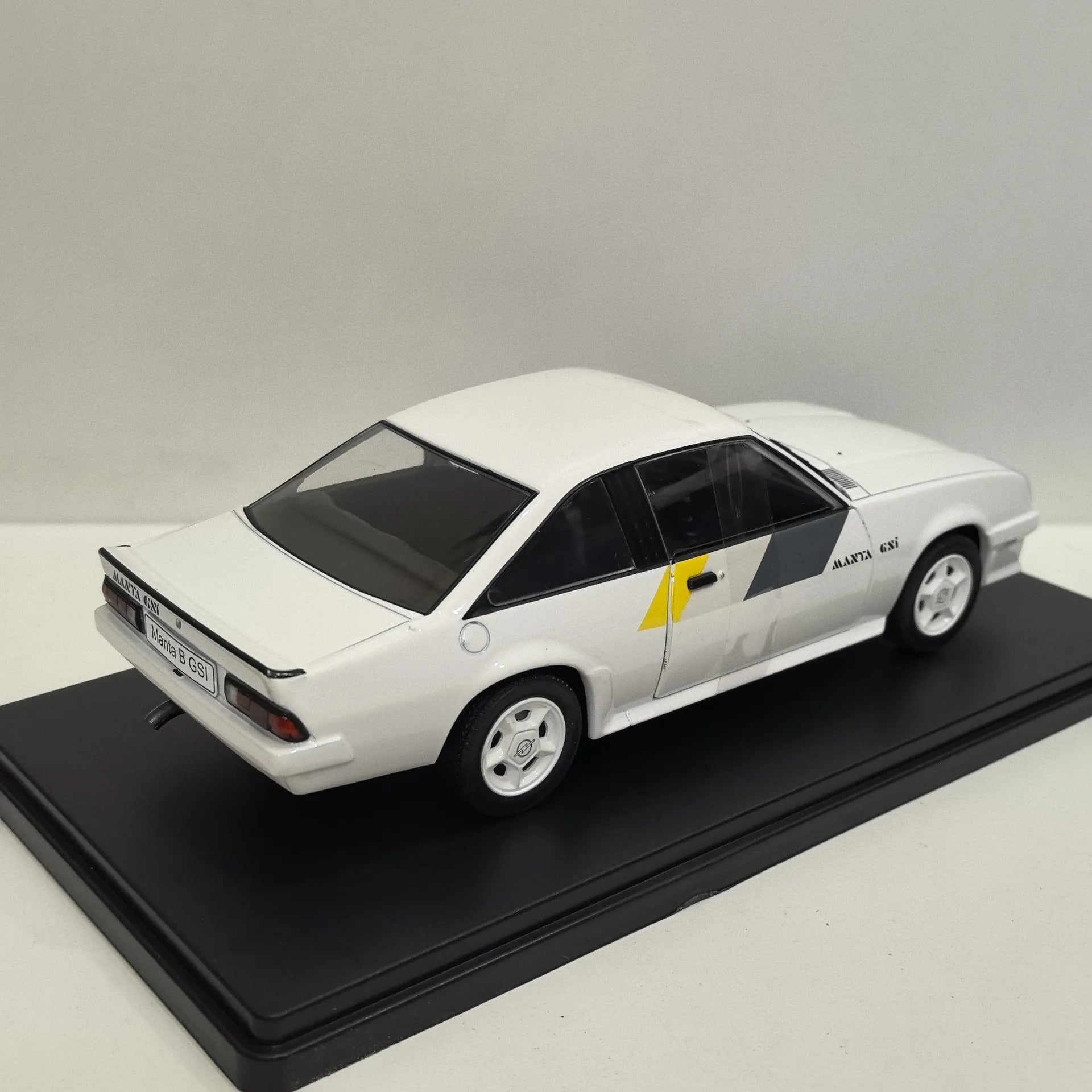 Diecast WHITEBOX 1/24 Scale OPEL MANTA B GSSI K3 Alloy Car Model