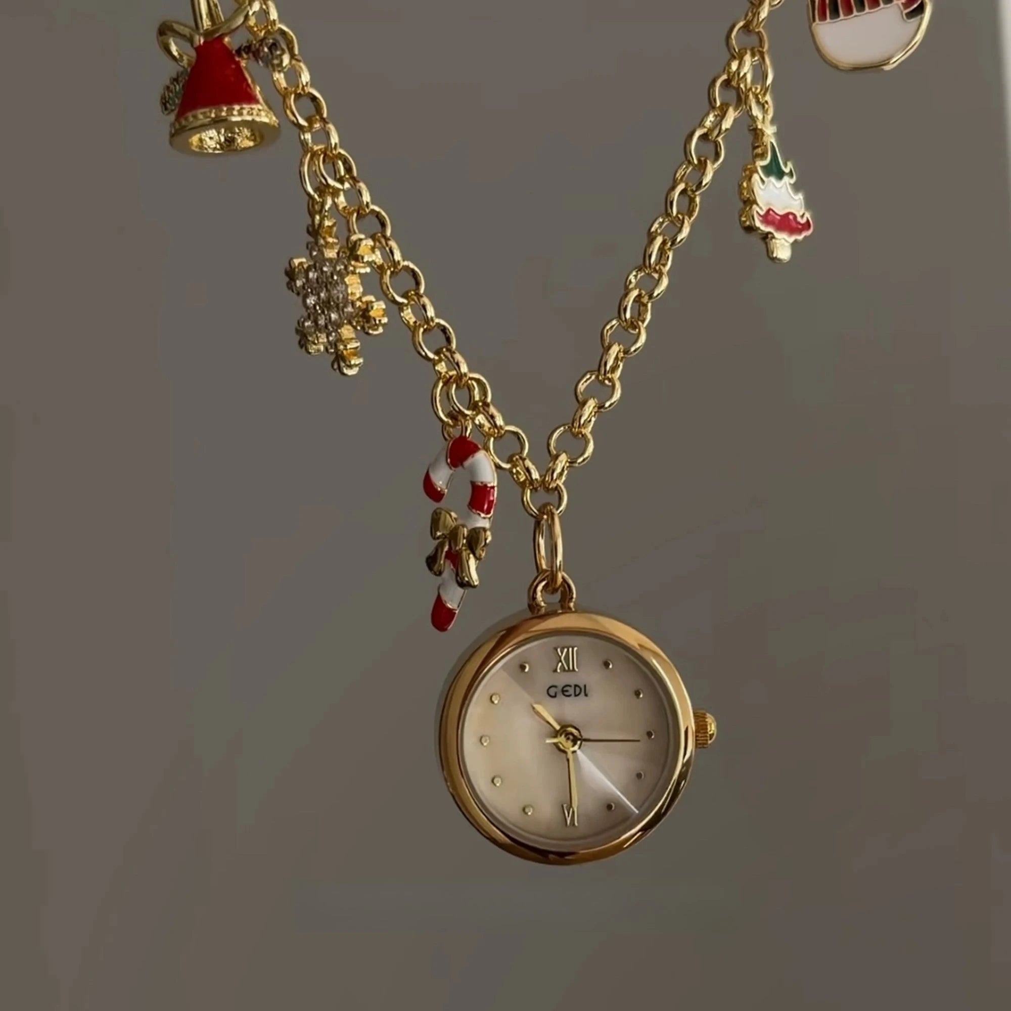 Ladies Watch Christmas Multi-element Pendant Design Quartz Watch Exquisite Niche Bracelet Ladies Holiday Gift