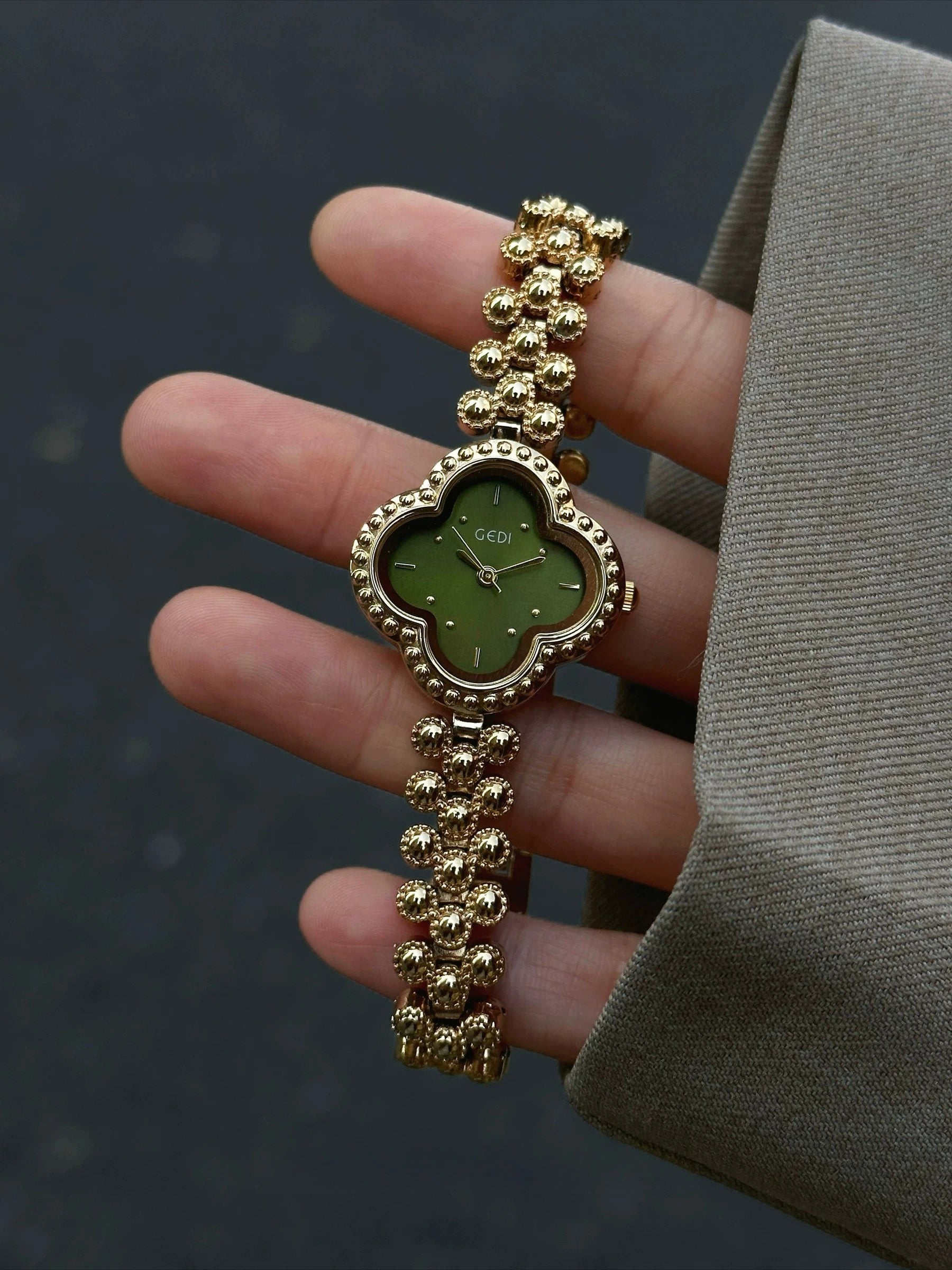 Luxury Gold Ladies Watch Medieval Aristocratic Ladies Watch Exquisite Quartz Watch Waterproof