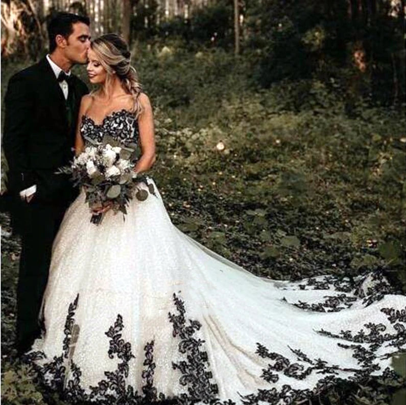 Black And White Wedding Dresses Sweetheart Chapel Train A-Line Country Gothic Bridal Gowns Sleeveless Lace Appliques Customized