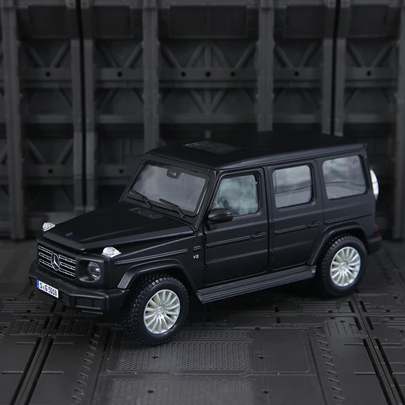 Maisto 1:25 Simulated Mercedes Benz G500 alloy car model doors can be opened rich details, fine workmanship, and good quality
