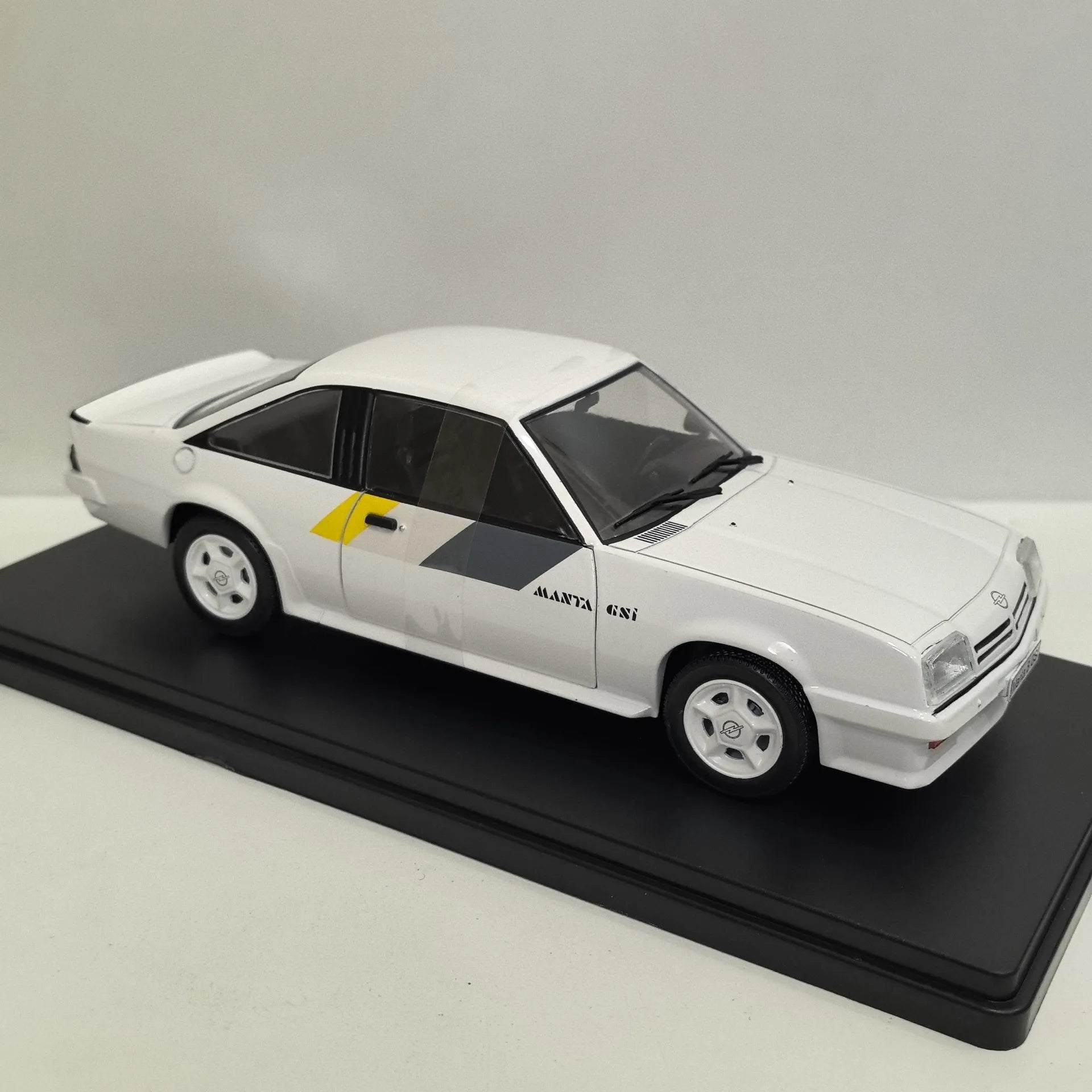 Diecast WHITEBOX 1/24 Scale OPEL MANTA B GSSI K3 Alloy Car Model