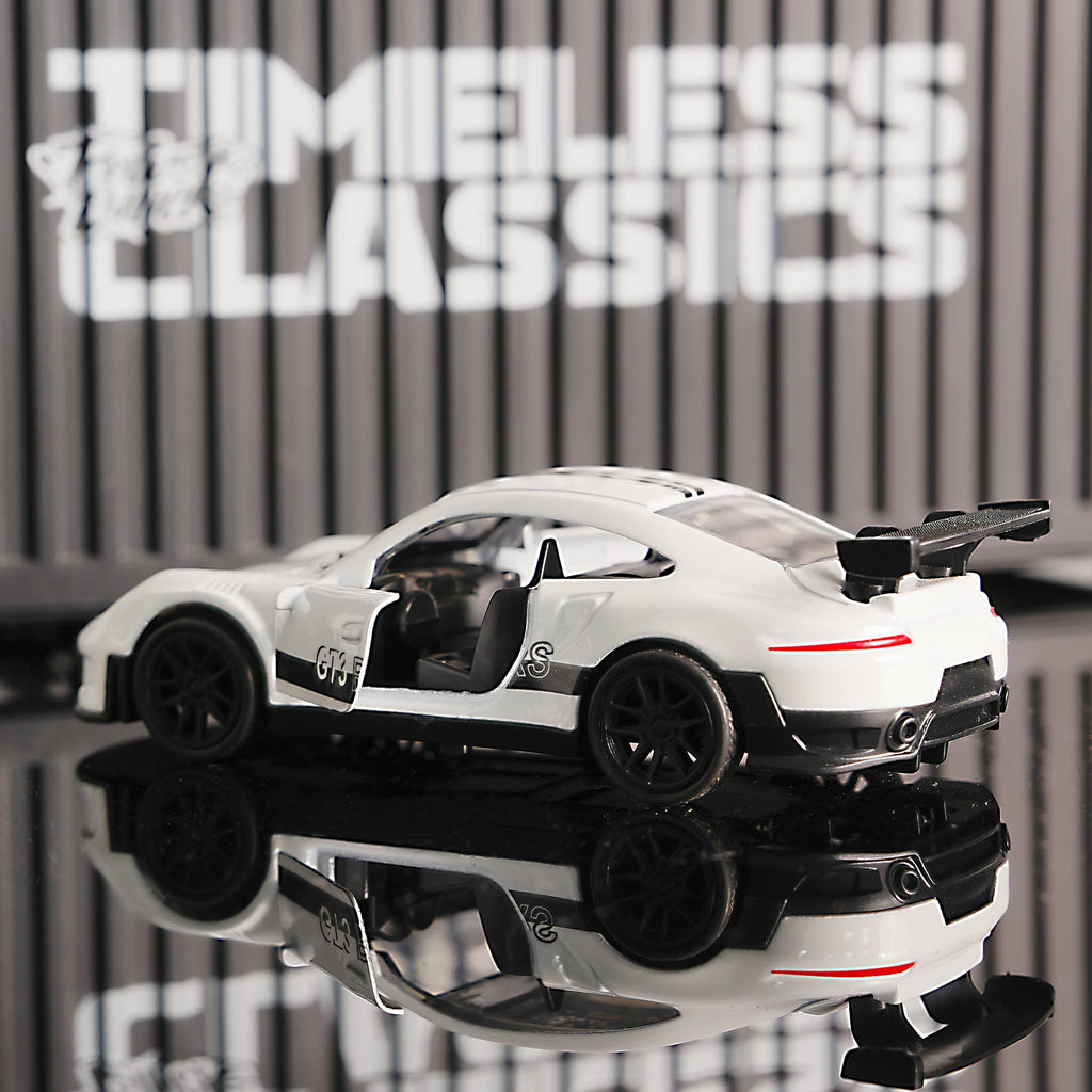 1:32 White Gt3 Rs Alloy Race Car Model, Diecast Sports Car with Openable Doors, Pull-Back Collectible Toy for Kids & Car Fans