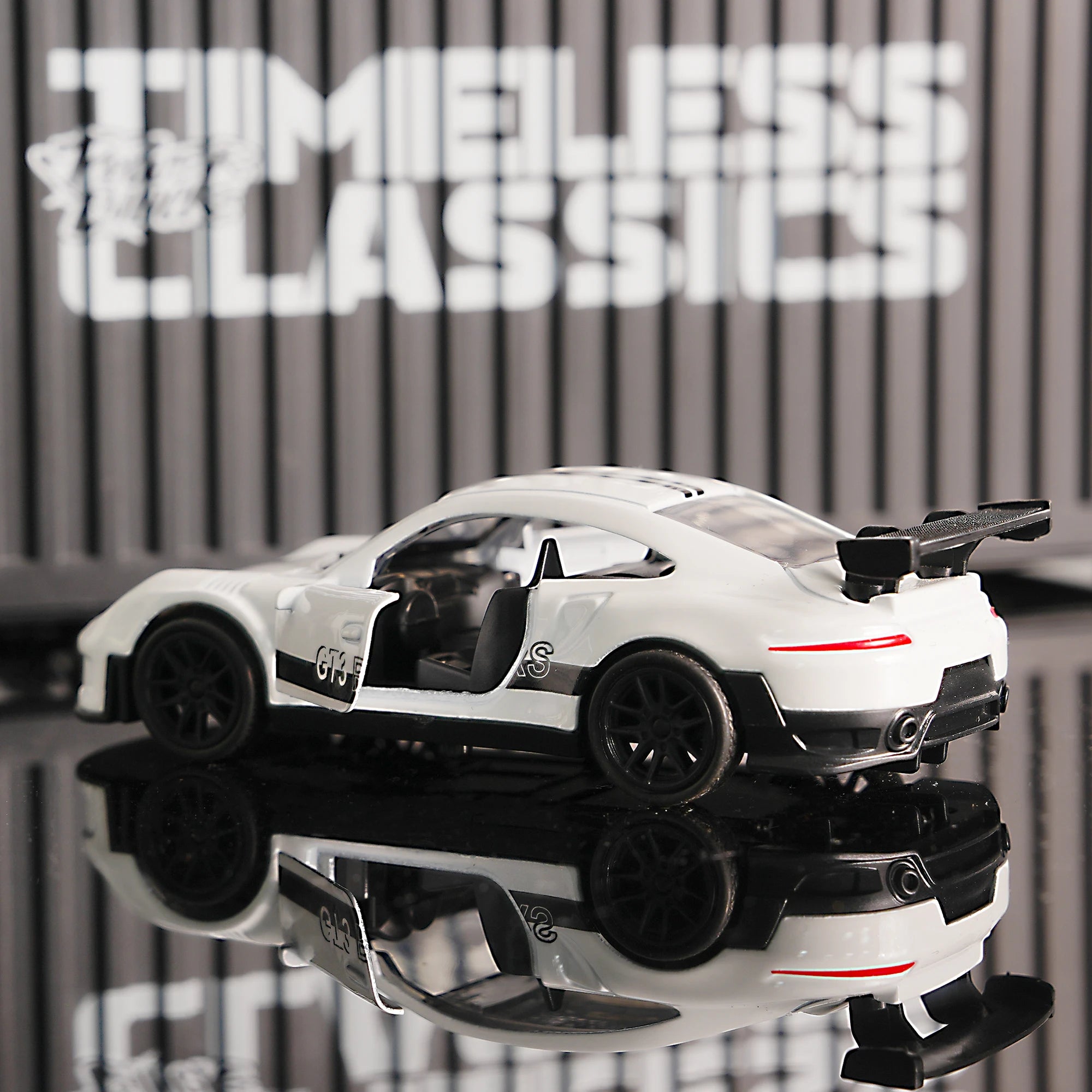 1:32 White Gt3 Rs Alloy Race Car Model, Diecast Sports Car with Openable Doors, Pull-Back Collectible Toy for Kids & Car Fans