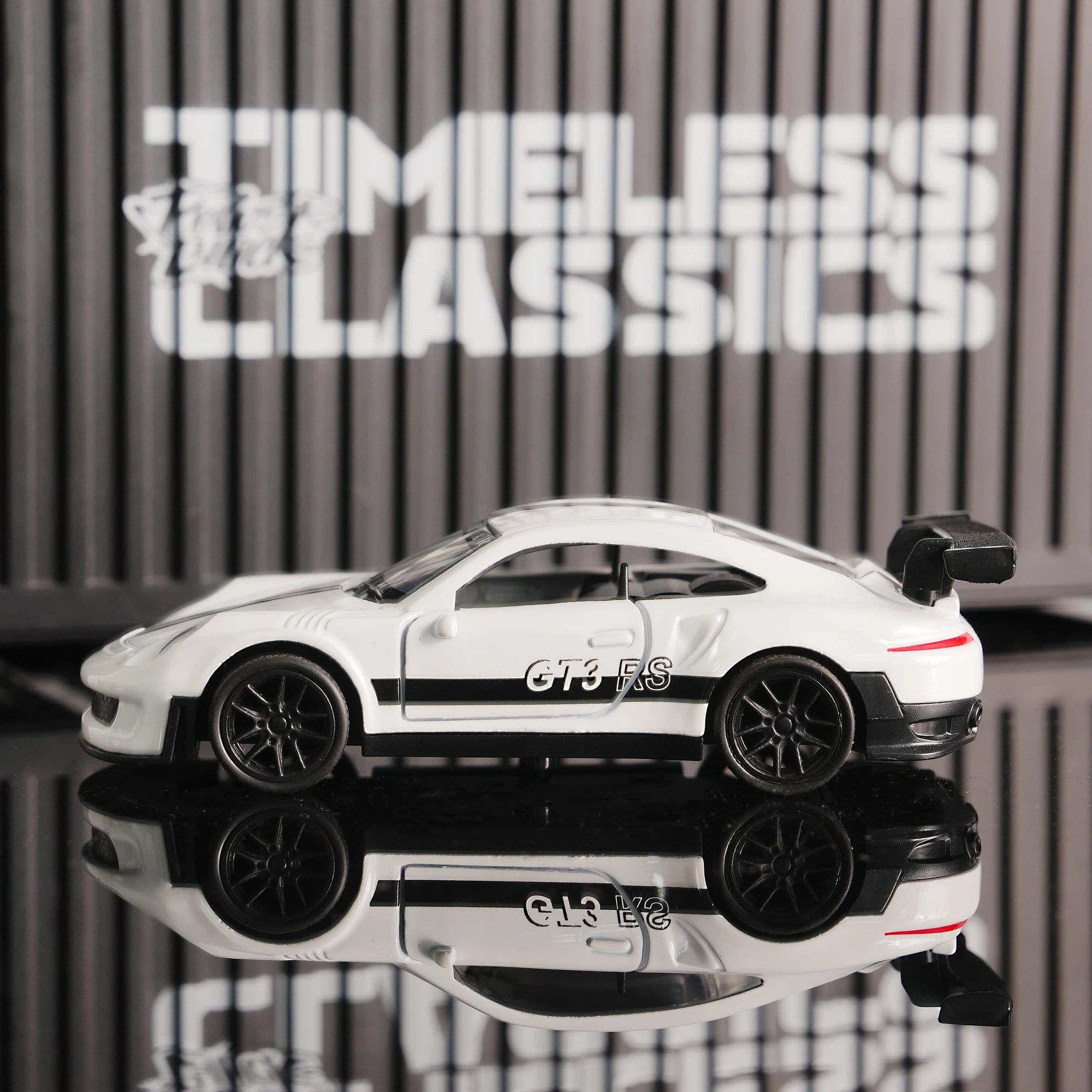 1:32 White Gt3 Rs Alloy Race Car Model, Diecast Sports Car with Openable Doors, Pull-Back Collectible Toy for Kids & Car Fans