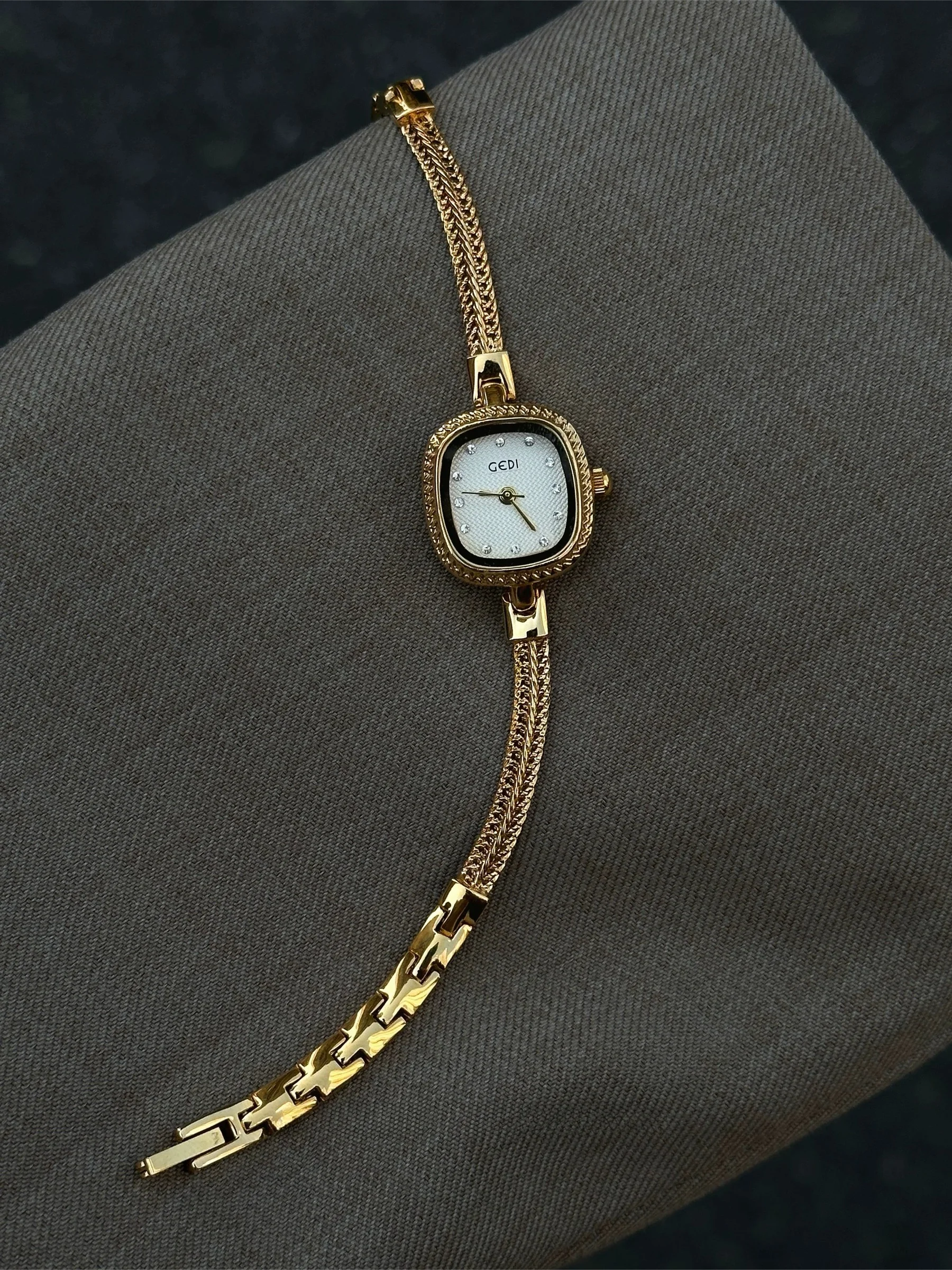 Luxury Gold Ladies Watch Medieval Aristocratic Ladies Watch Exquisite Quartz Watch Waterproof